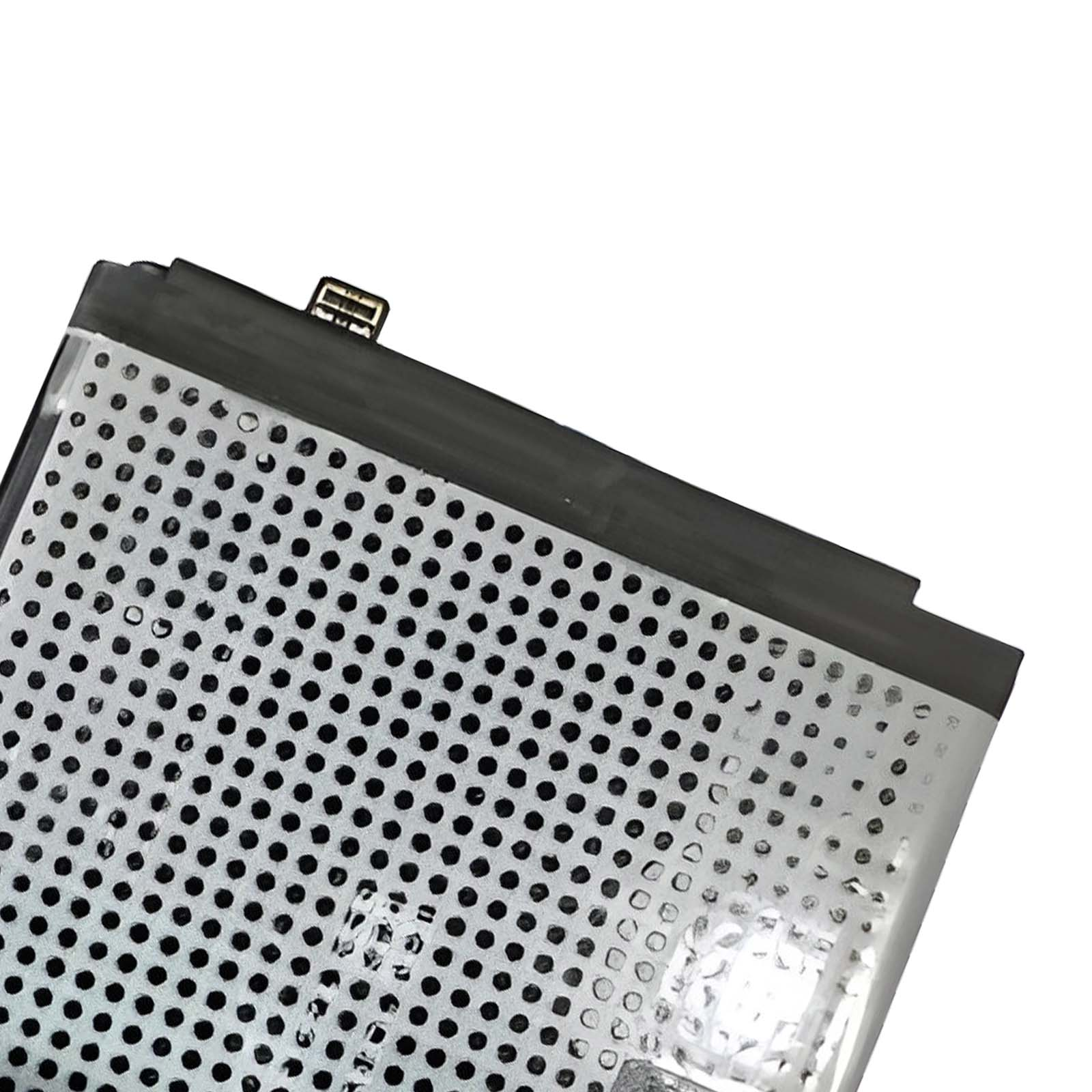 Parte di una batteria argentata con connettore nero e molti piccoli punti neri.