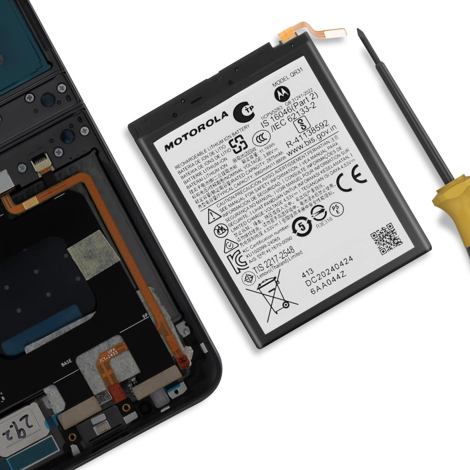 Batería Motorola modelo QR31 junto a un smartphone abierto y un destornillador.
