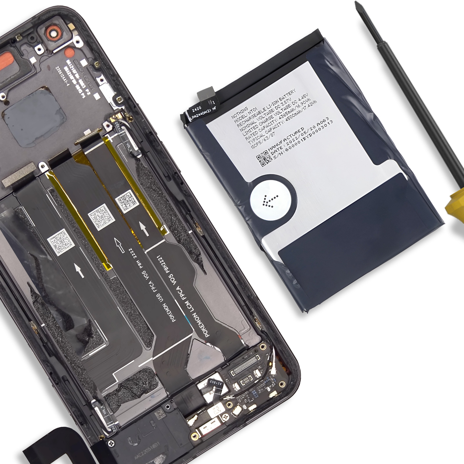Smartphone aperto con batteria rimossa e cacciavite.