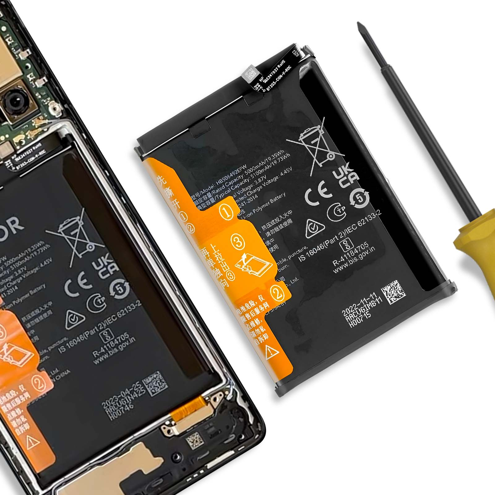Una batteria per smartphone e un cacciavite accanto a un telefono aperto.