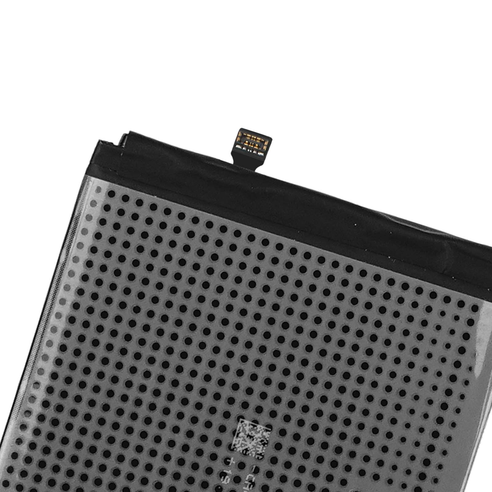 Primo piano di un cavo connettore batteria nero con una piccola spina.
