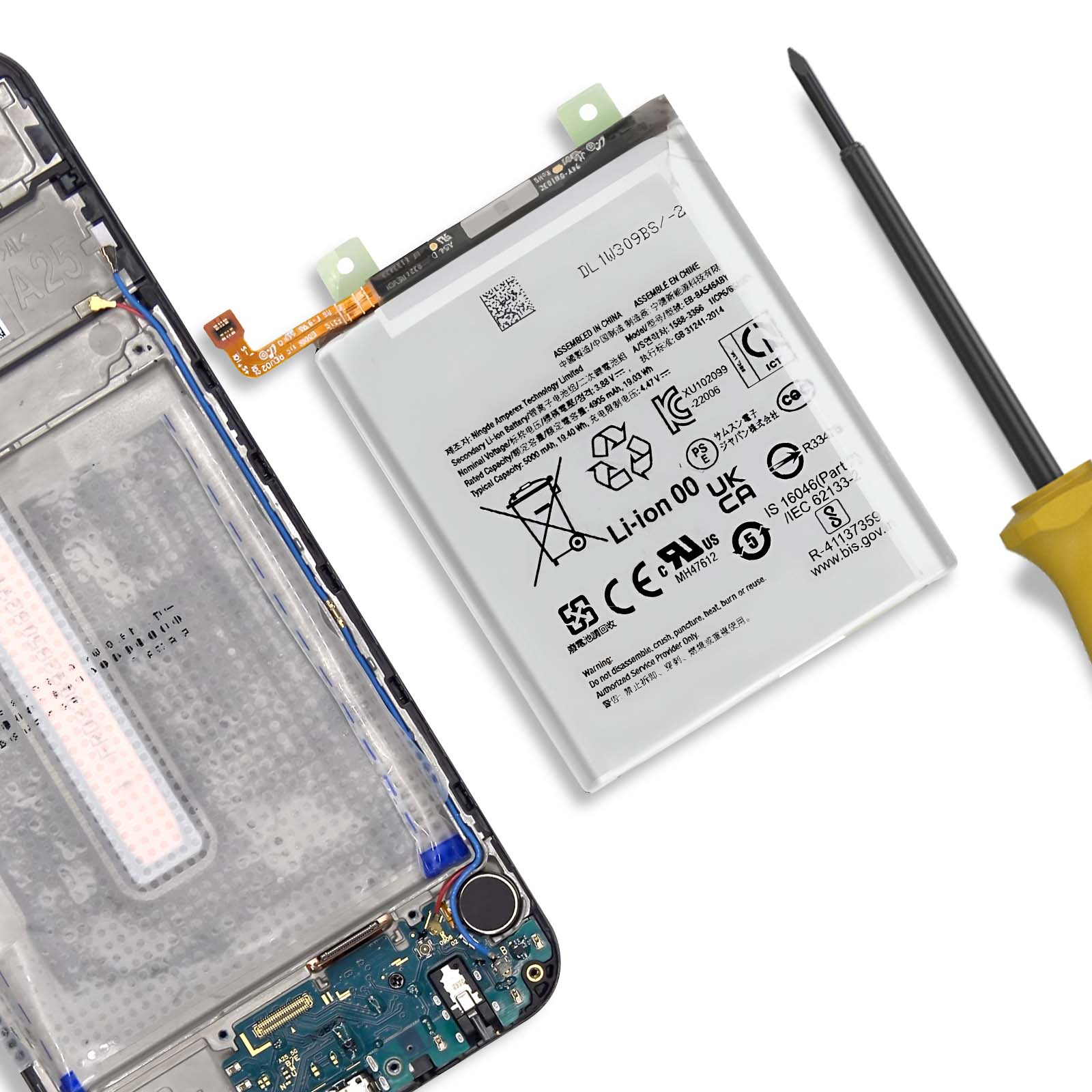 Una batteria per smartphone giace accanto a una scocca aperta e un cacciavite.