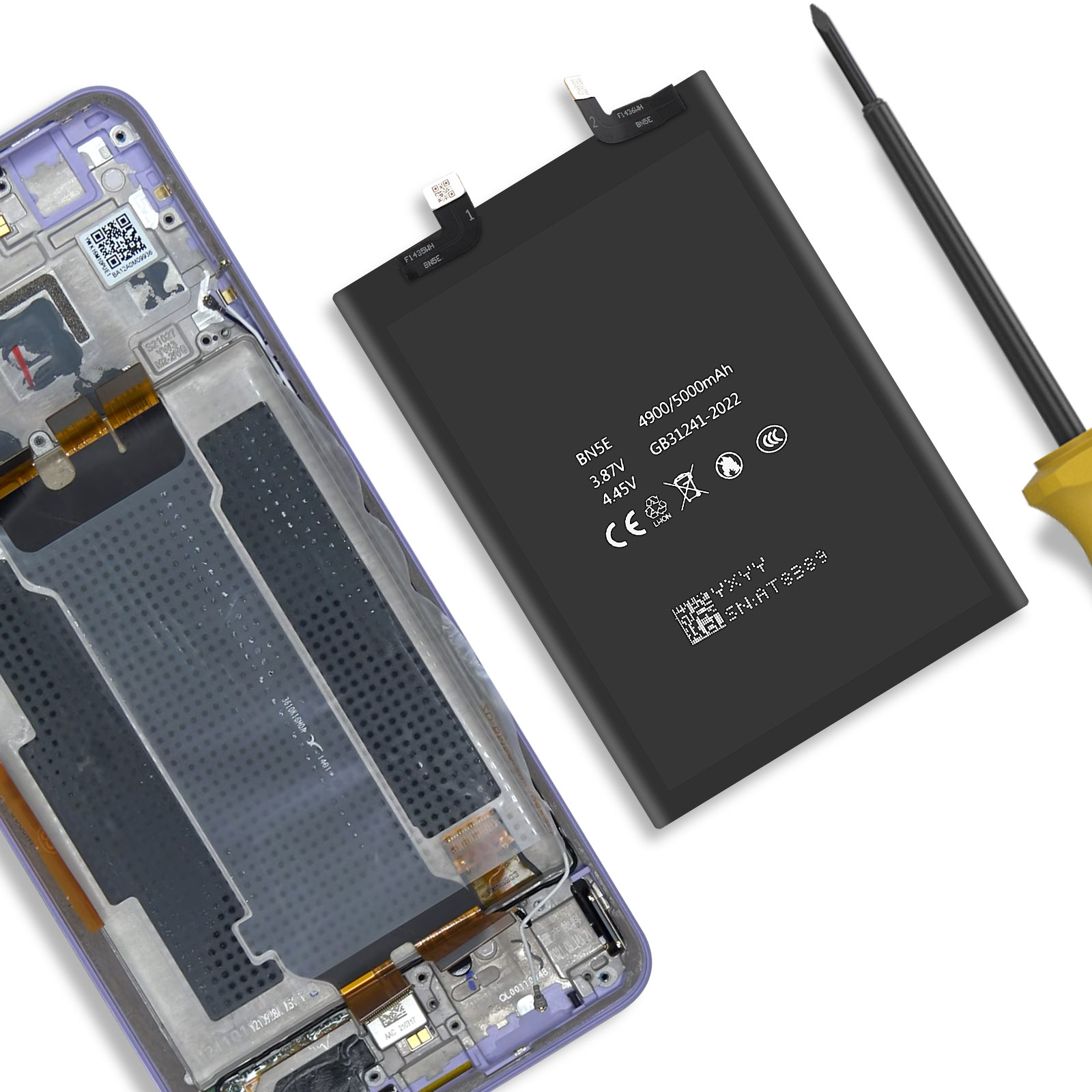Il telaio di uno smartphone, una batteria e un cacciavite su sfondo bianco.