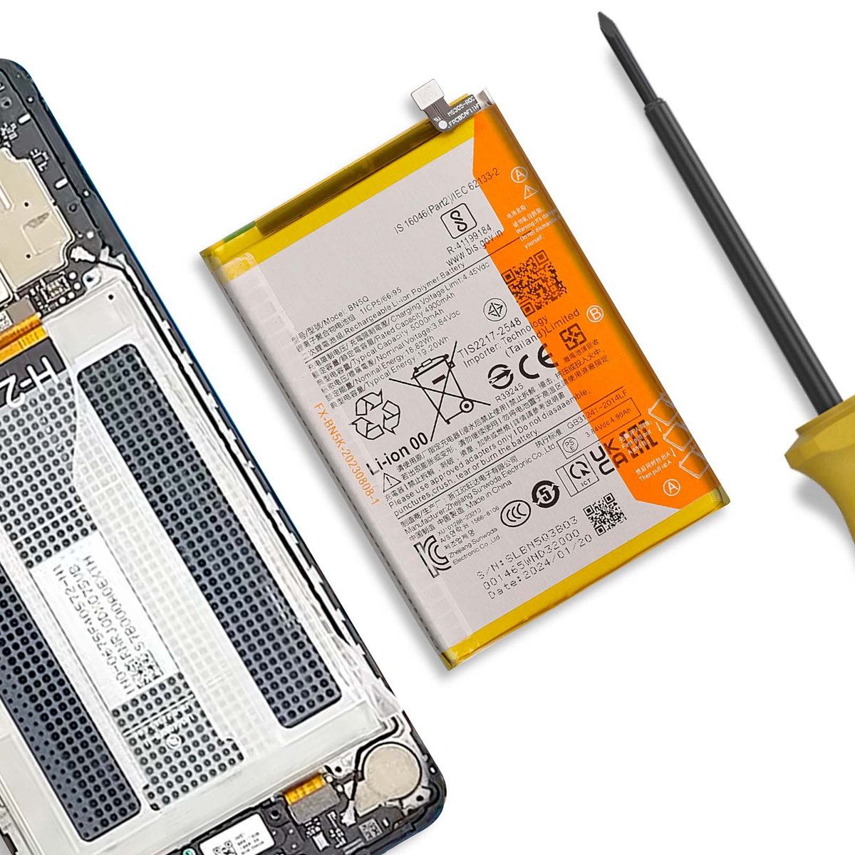 Ein Smartphone-Akku und ein Schraubendreher liegen neben einem geöffneten Telefon.