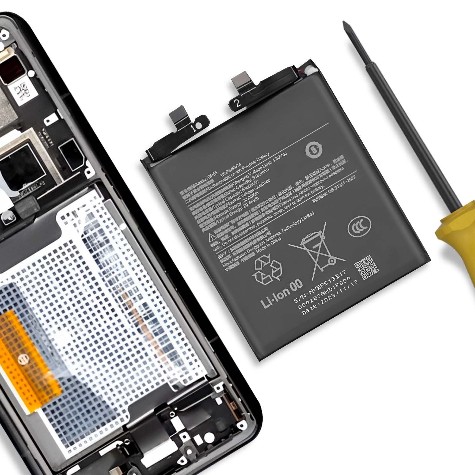 Una batteria per smartphone e uno strumento giacciono accanto al case aperto.
