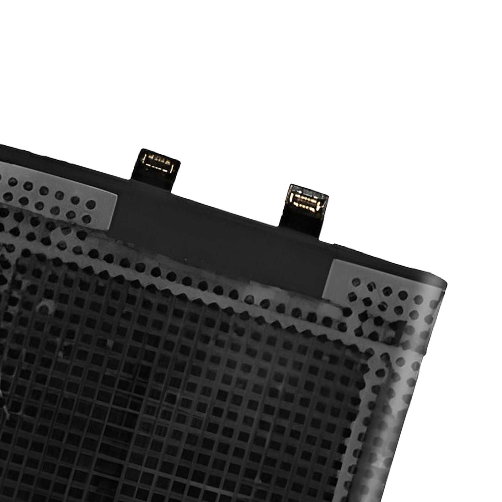 Dettaglio di una batteria nera con due connettori e motivo traforato.
