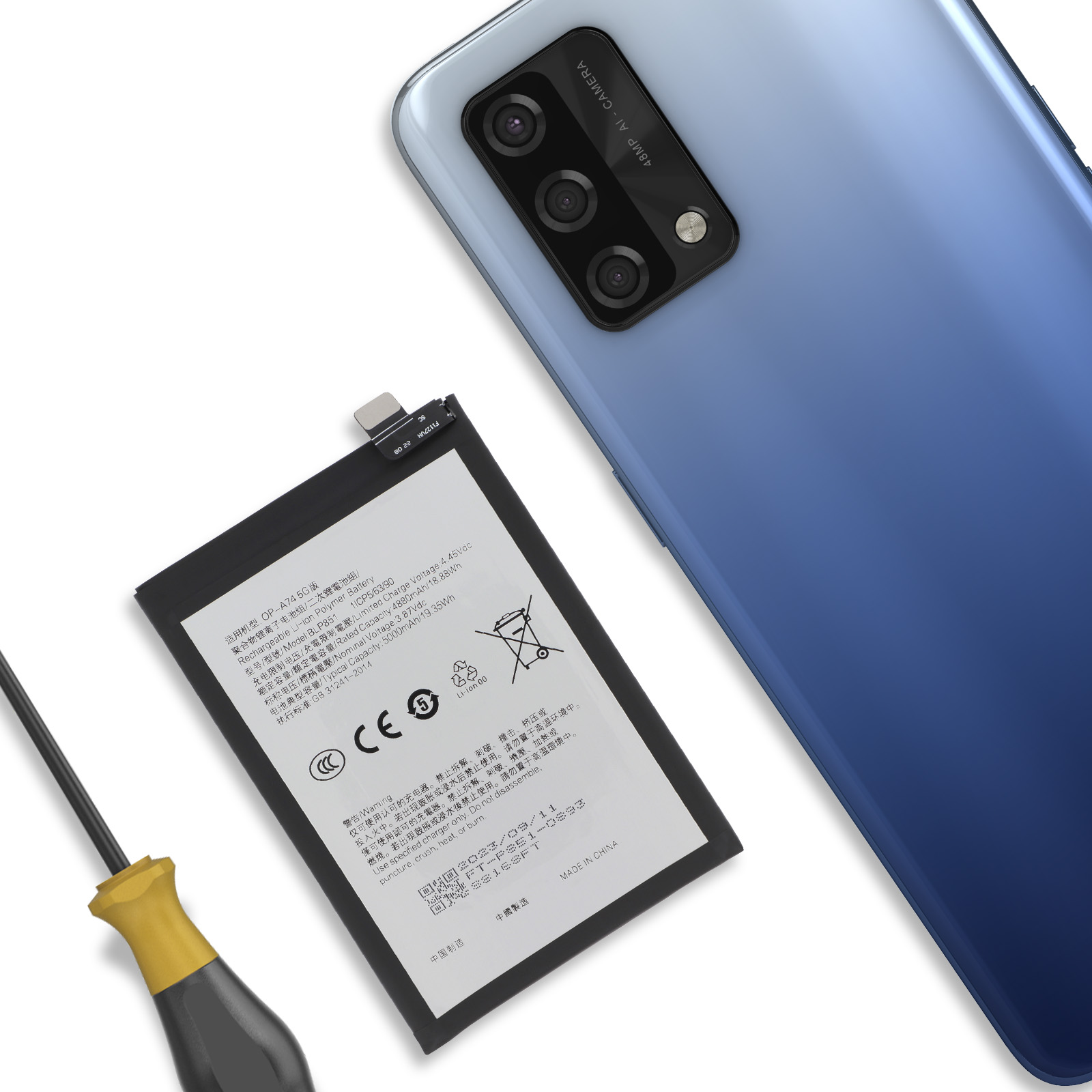 Uno smartphone con fotocamera e una batteria rimossa giacciono accanto.