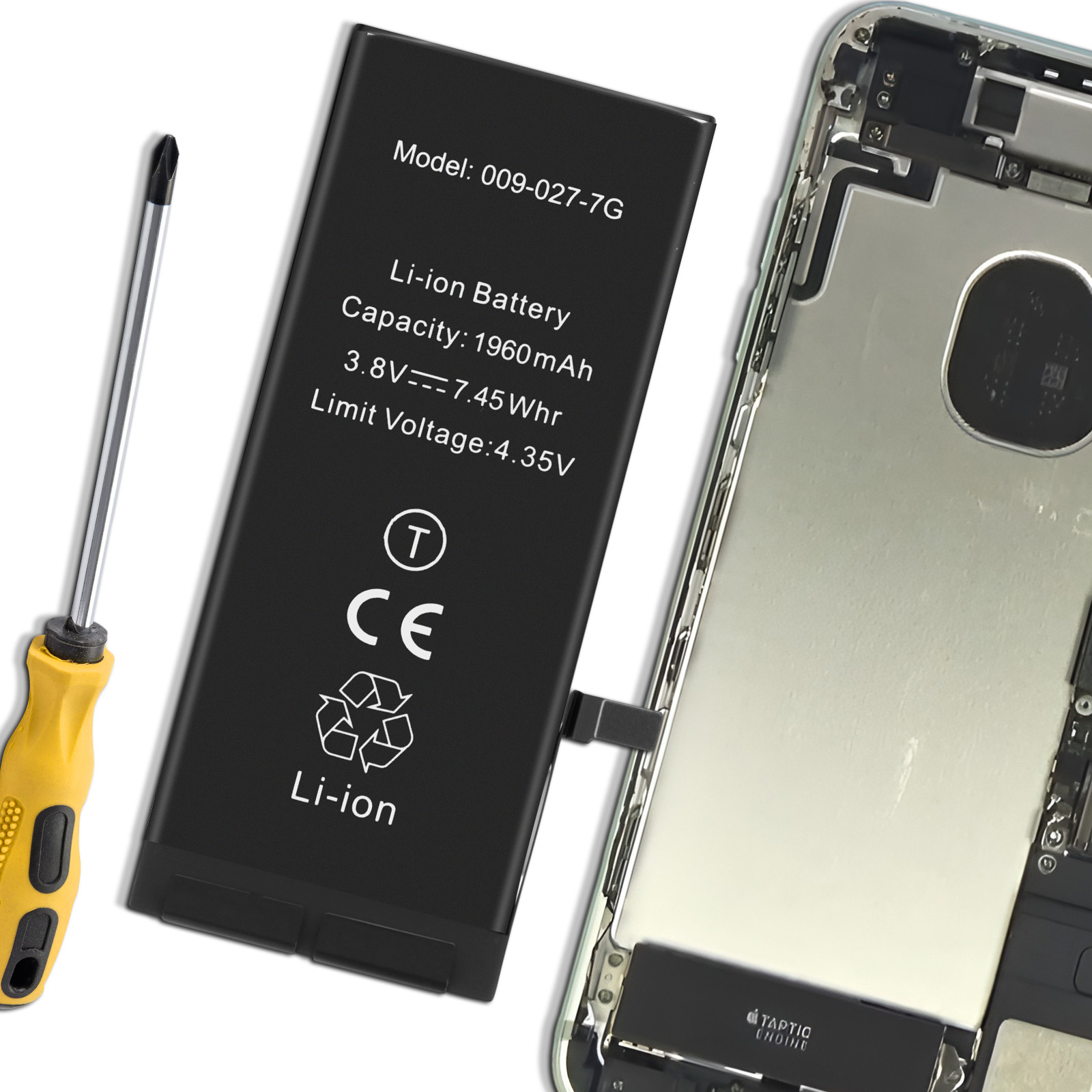 Una batteria per smartphone, un cacciavite e uno smartphone aperto.