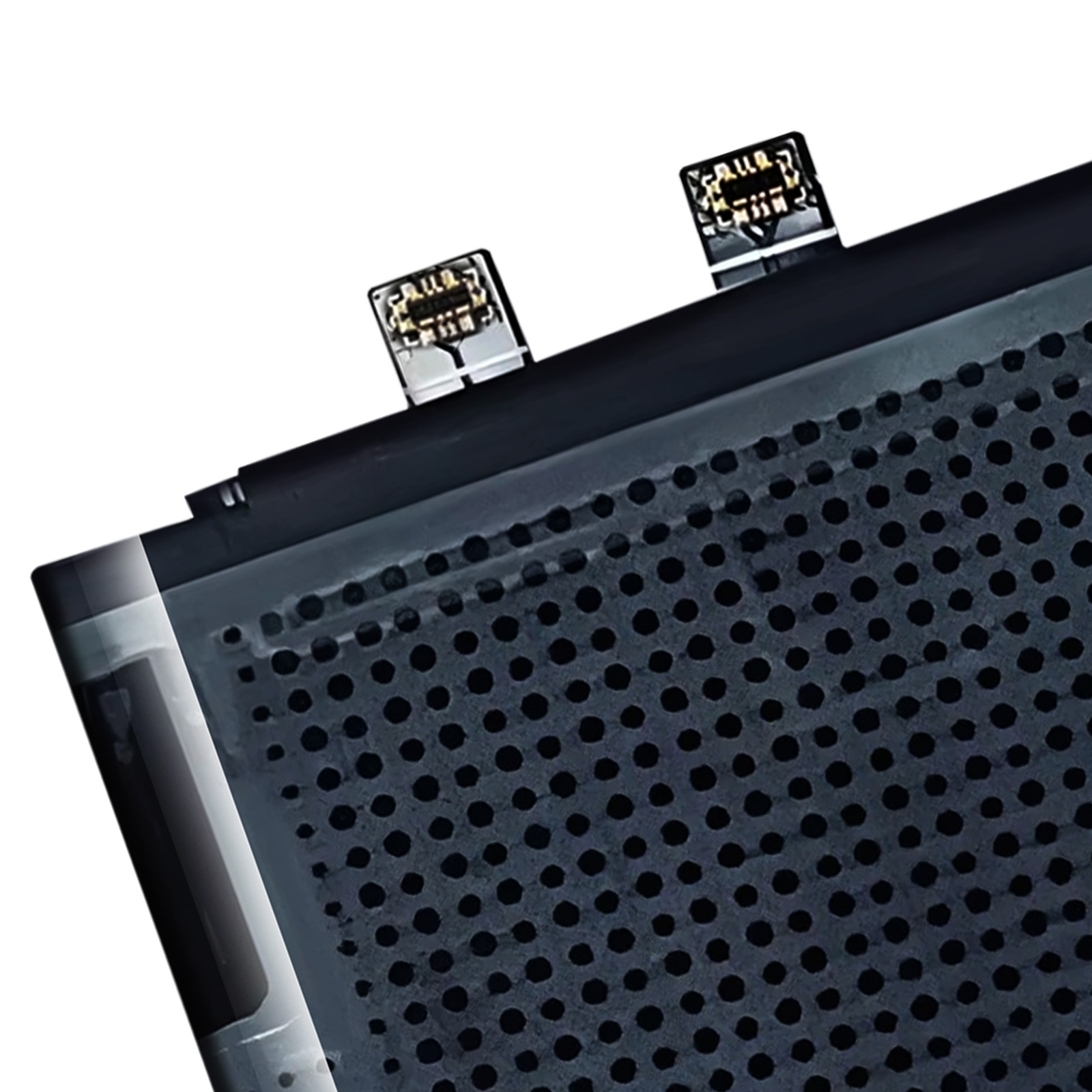 Nahaufnahme einer schwarzen Batterie mit zwei Kontakten und einem Lochmuster.