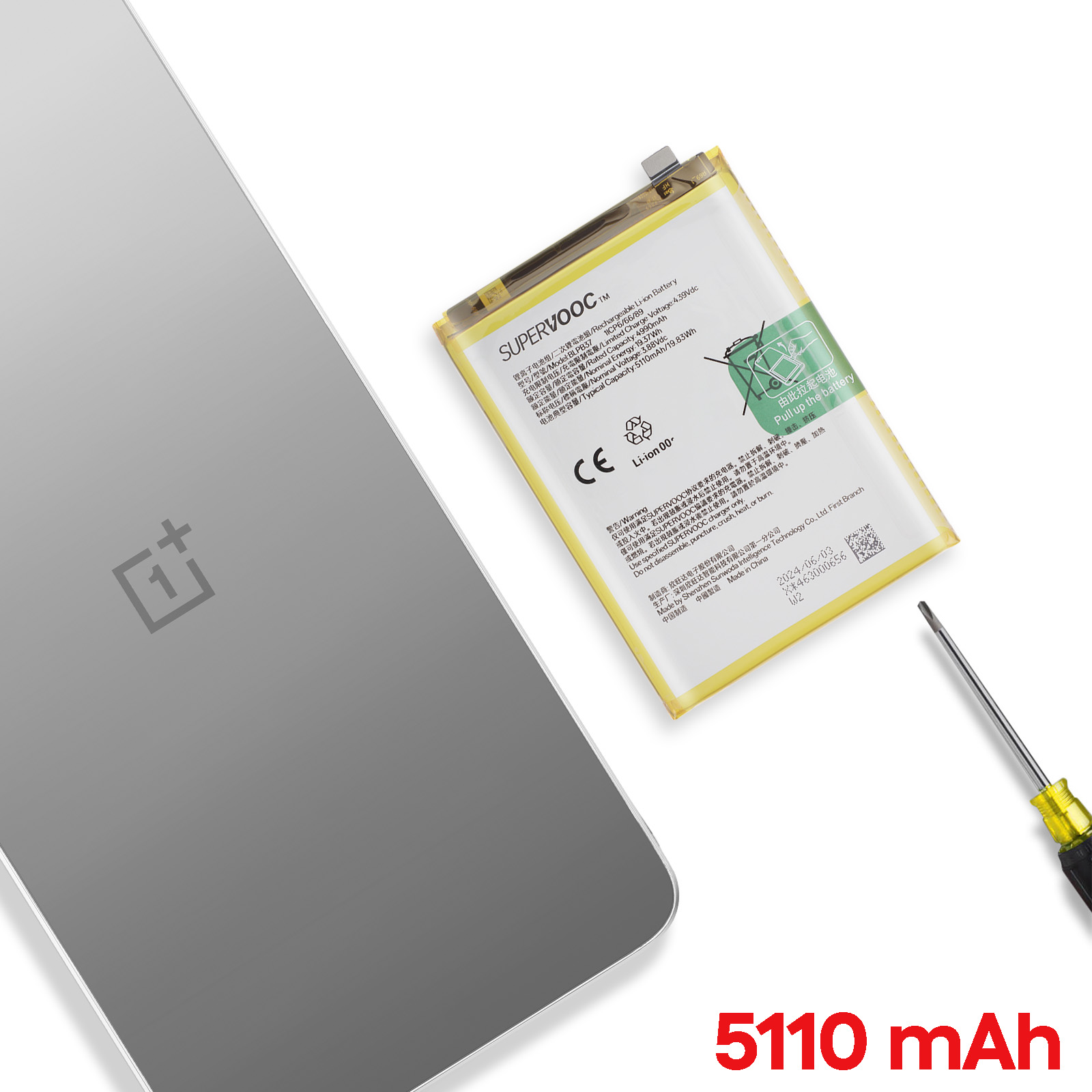 Il corpo di uno smartphone, una batteria e un cacciavite su sfondo bianco. 5110 mAh.