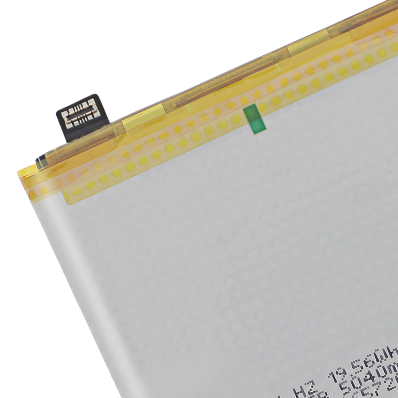 Una batteria per smartphone con connettore nero e nastro giallo.