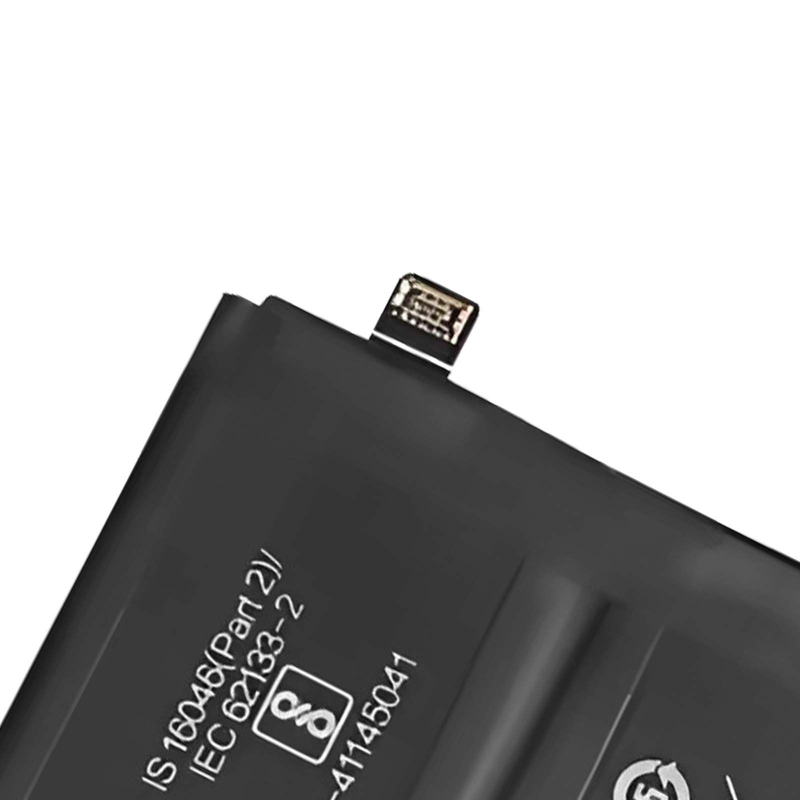 Primo piano di una batteria nera con connettore e marchi.