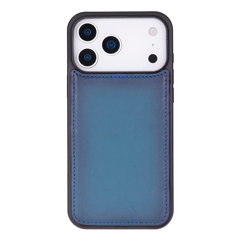 Siyah iPhone kılıfı, mavi degrade ve üstte üç kamera lensi bulunur.