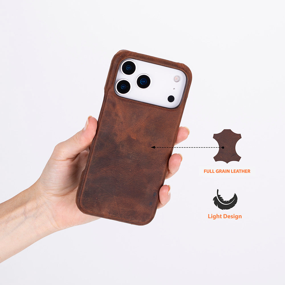 Üç kameralı kahverengi deri telefon kılıfı.