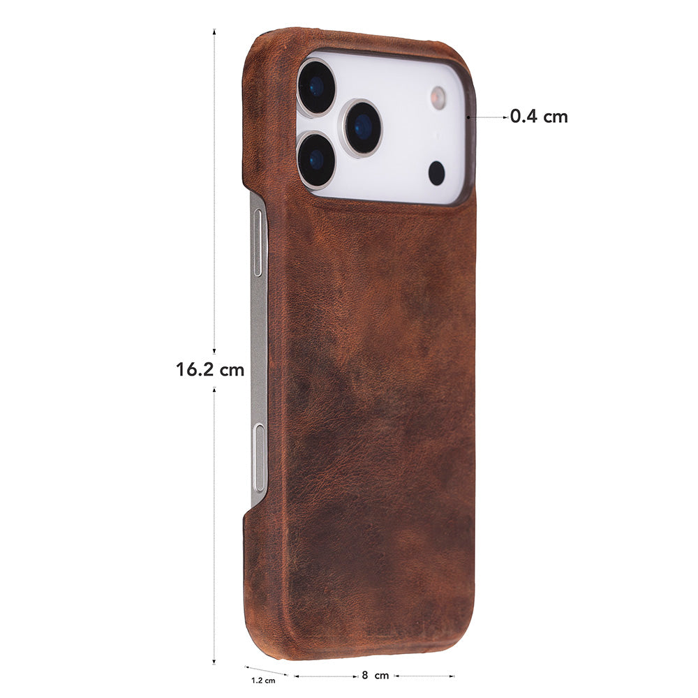 Kamera kesimli, ölçü etiketli kahverengi telefon kılıfı.