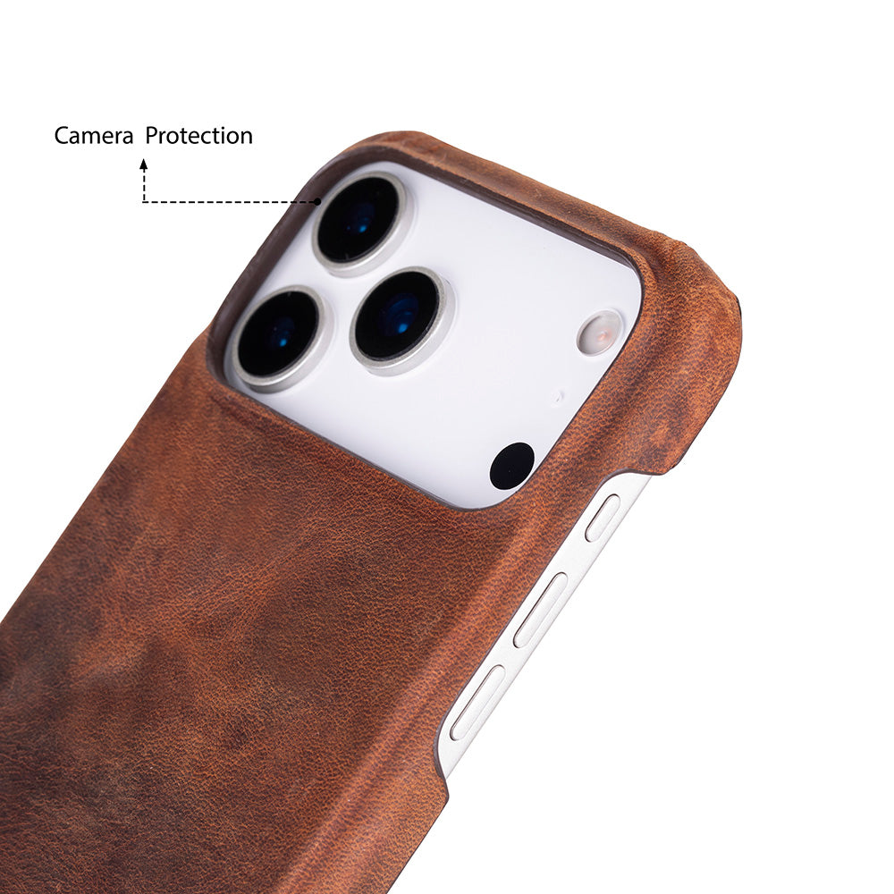 Kamera kesimli kahverengi telefon kılıfı. Kamera korumasını gösterir.
