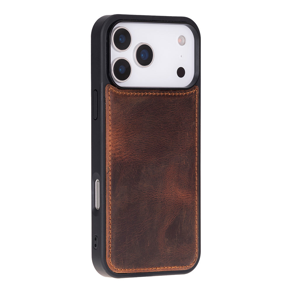 Kahverengi deri arkalı ve kamera modüllü siyah telefon kılıfı.