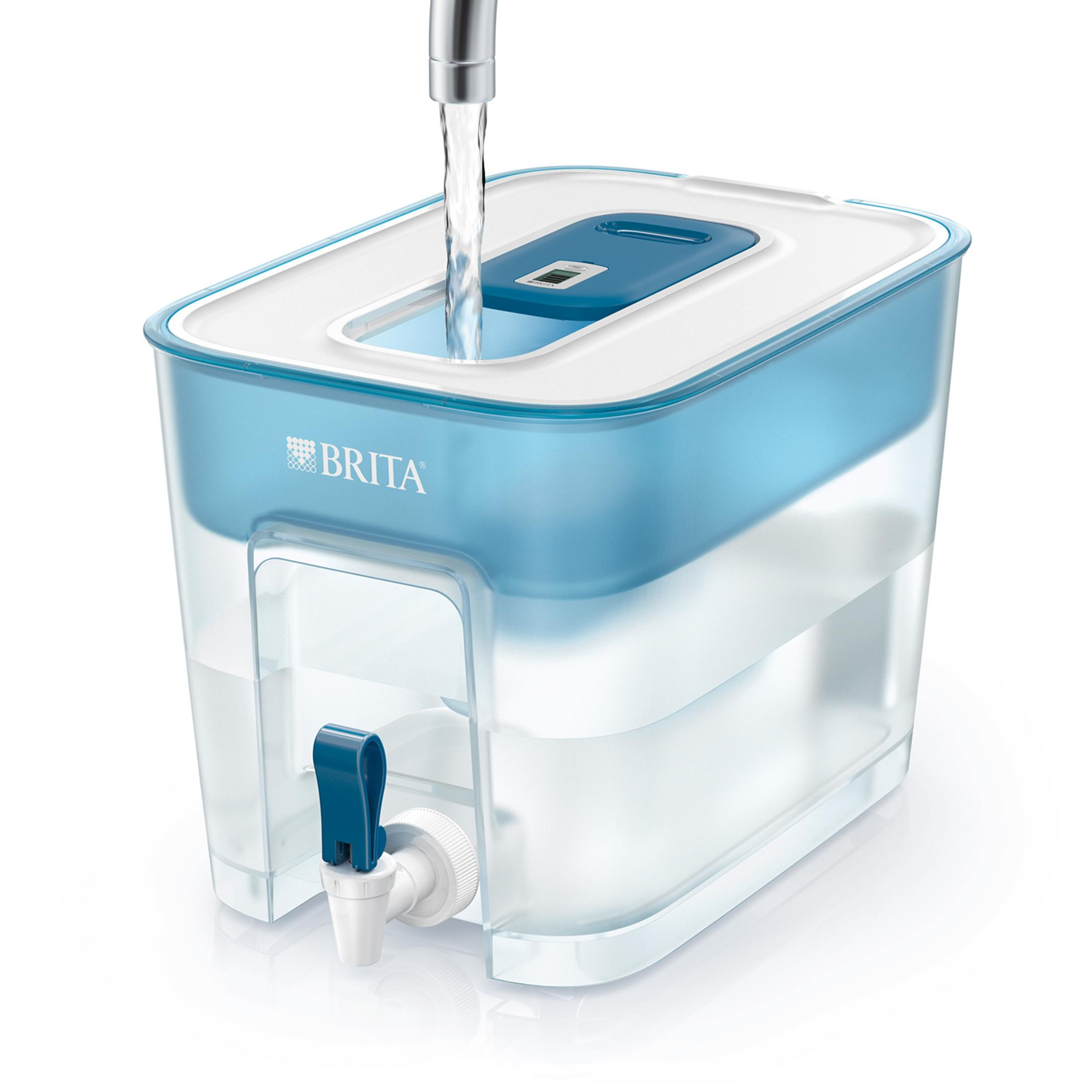 Un filtro acqua Brita con rubinetto, entra acqua.