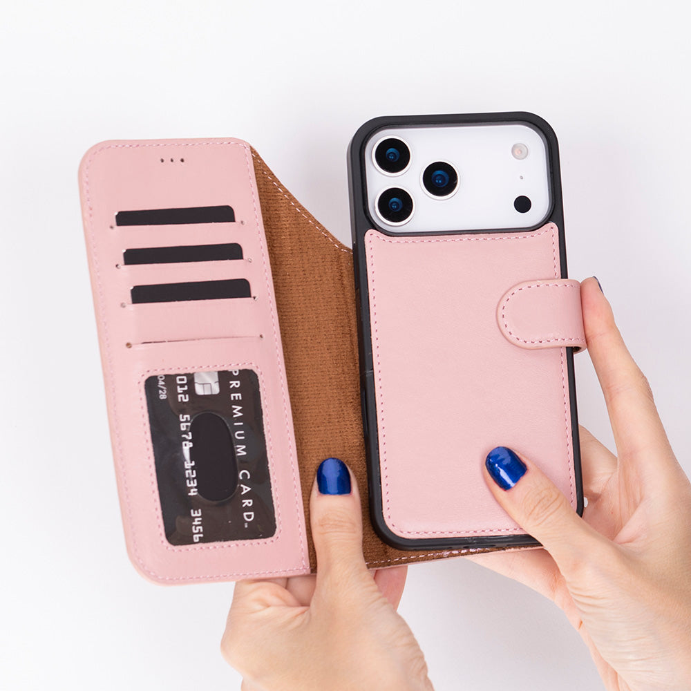 Bir kişi kart yuvaları ve cüzdanı olan pembe bir telefon kılıfı tutuyor.