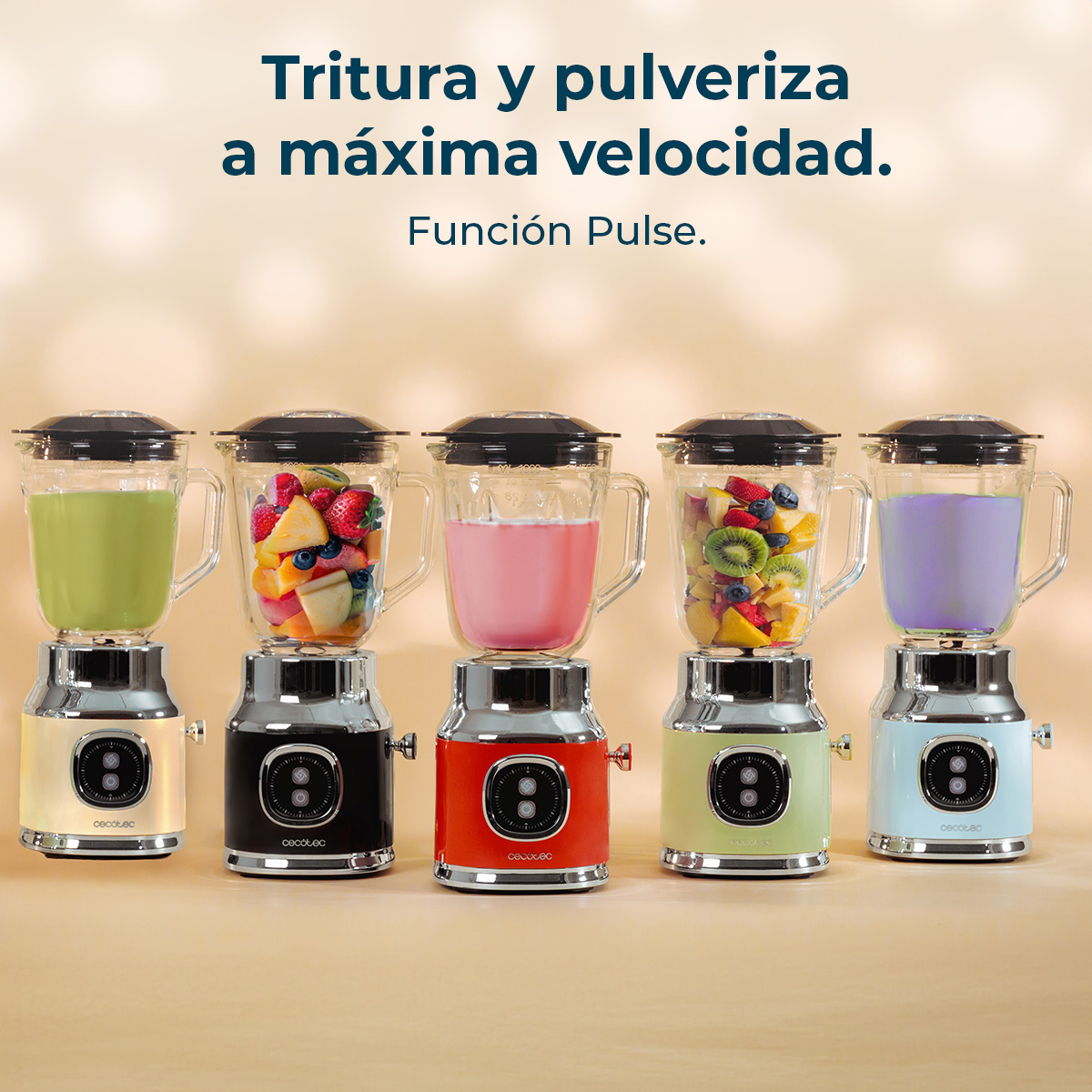 Cinco licuadoras en varios colores con jarras de vidrio, llenas de fruta o líquidos.