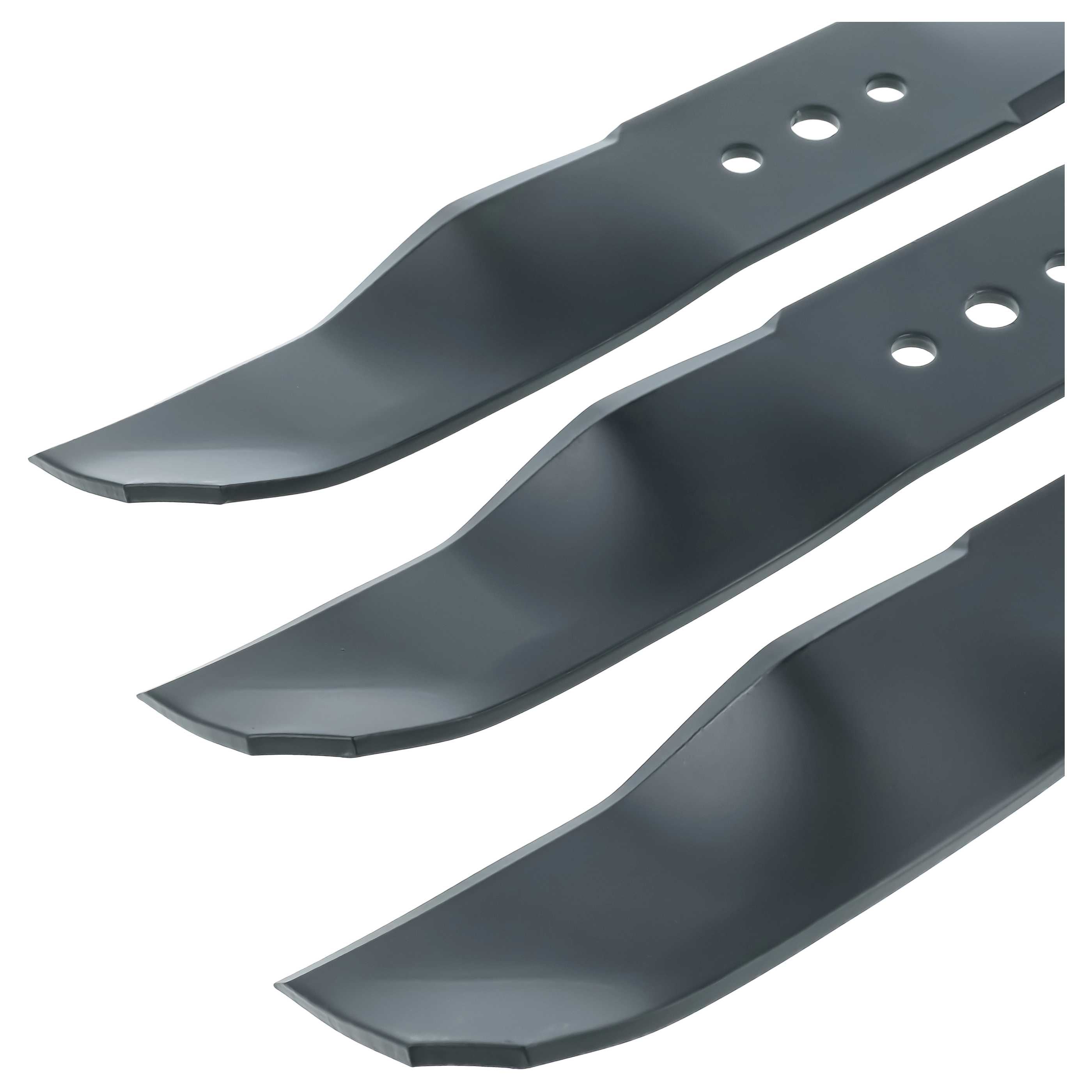 Drei schwarze Rasenmähermesser mit gebogenen Kanten und Löchern liegen nebeneinander.