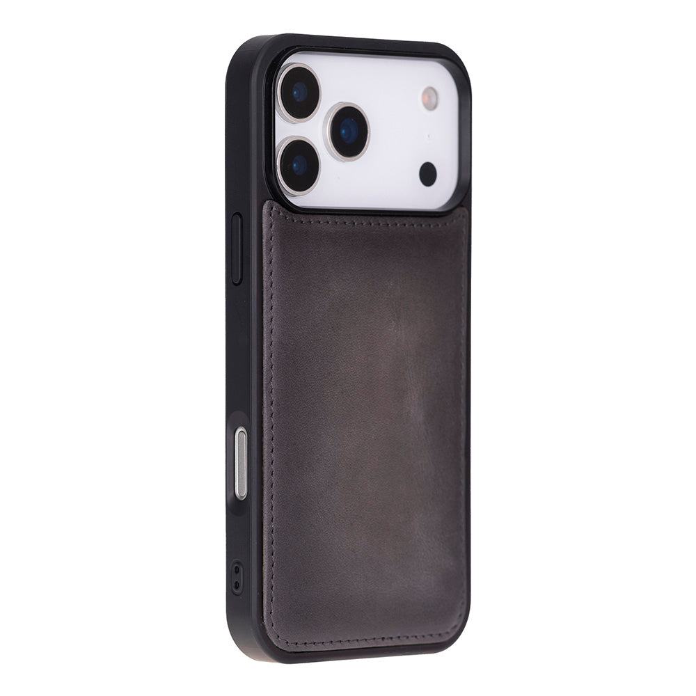 Beyaz arka plan üzerinde deri kılıflı ve üçlü kamerası olan siyah iPhone.