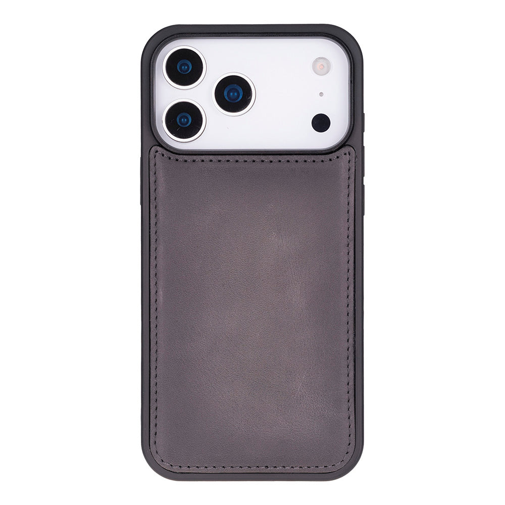 Dikişli deri cepli koyu gri iPhone kılıfının arkası. Üç kamera görünüyor.