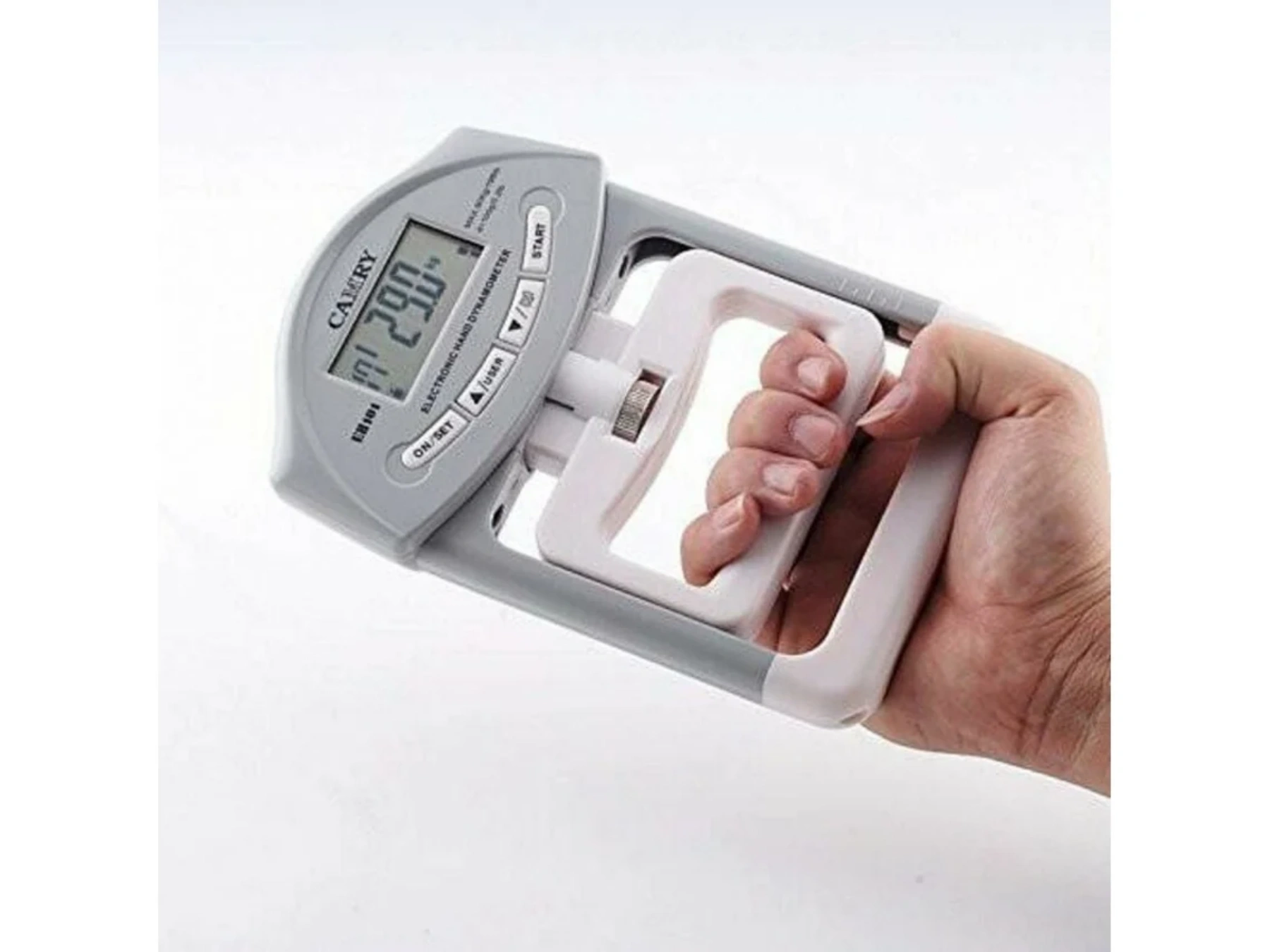 Eine Hand greift einen grauen und weißen elektronischen Handdynamometer mit 29,0 auf dem Bildschirm.
