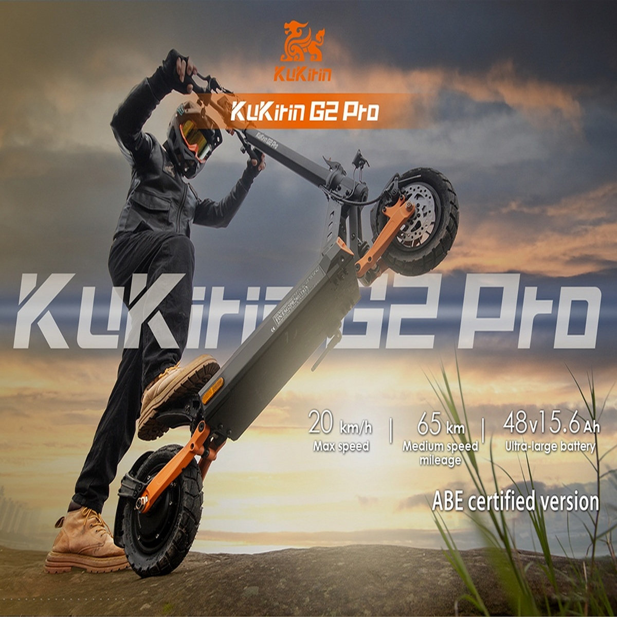 Ein Fahrer auf einem E-Scooter mit orangefarbenen Akzenten vor einem dramatischen Himmel.