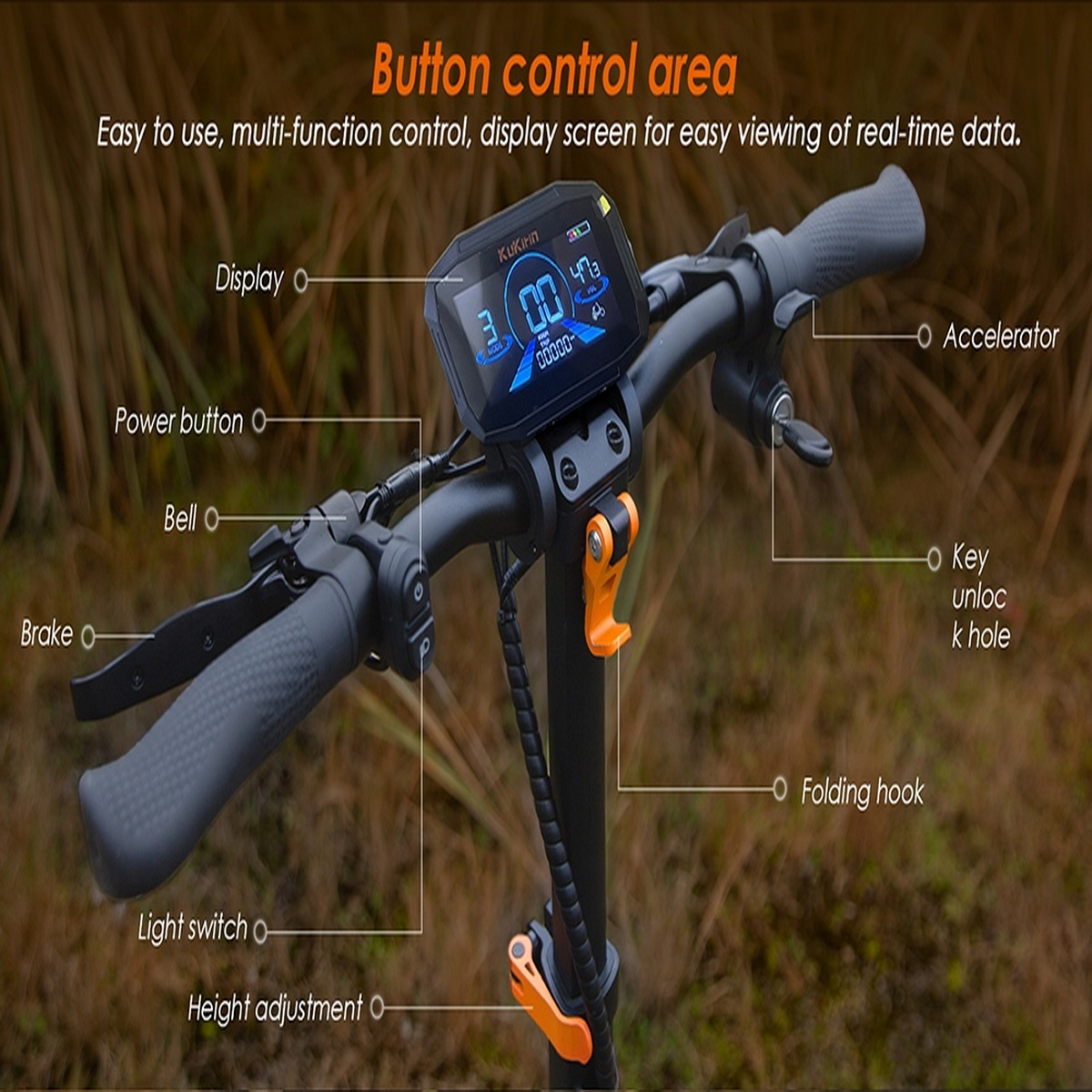 Lenker eines E-Scooters mit Display, Bremsen, Gasgriff und Bedienelementen.