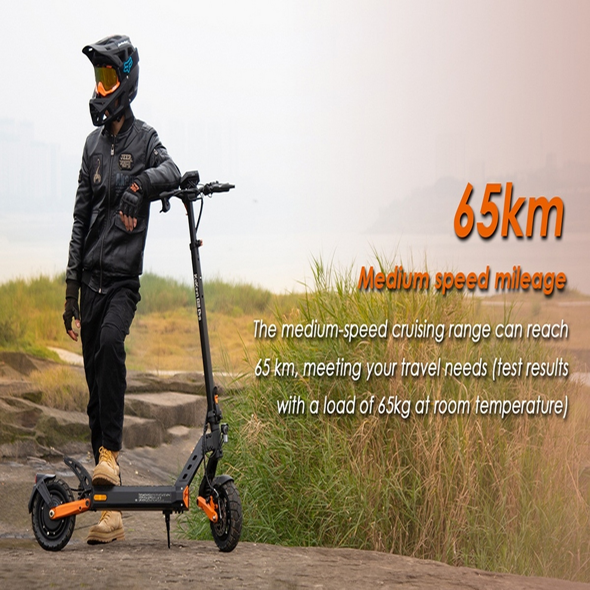 Ein Mann in Motorradkleidung steht neben einem E-Scooter mit orangen Akzenten.