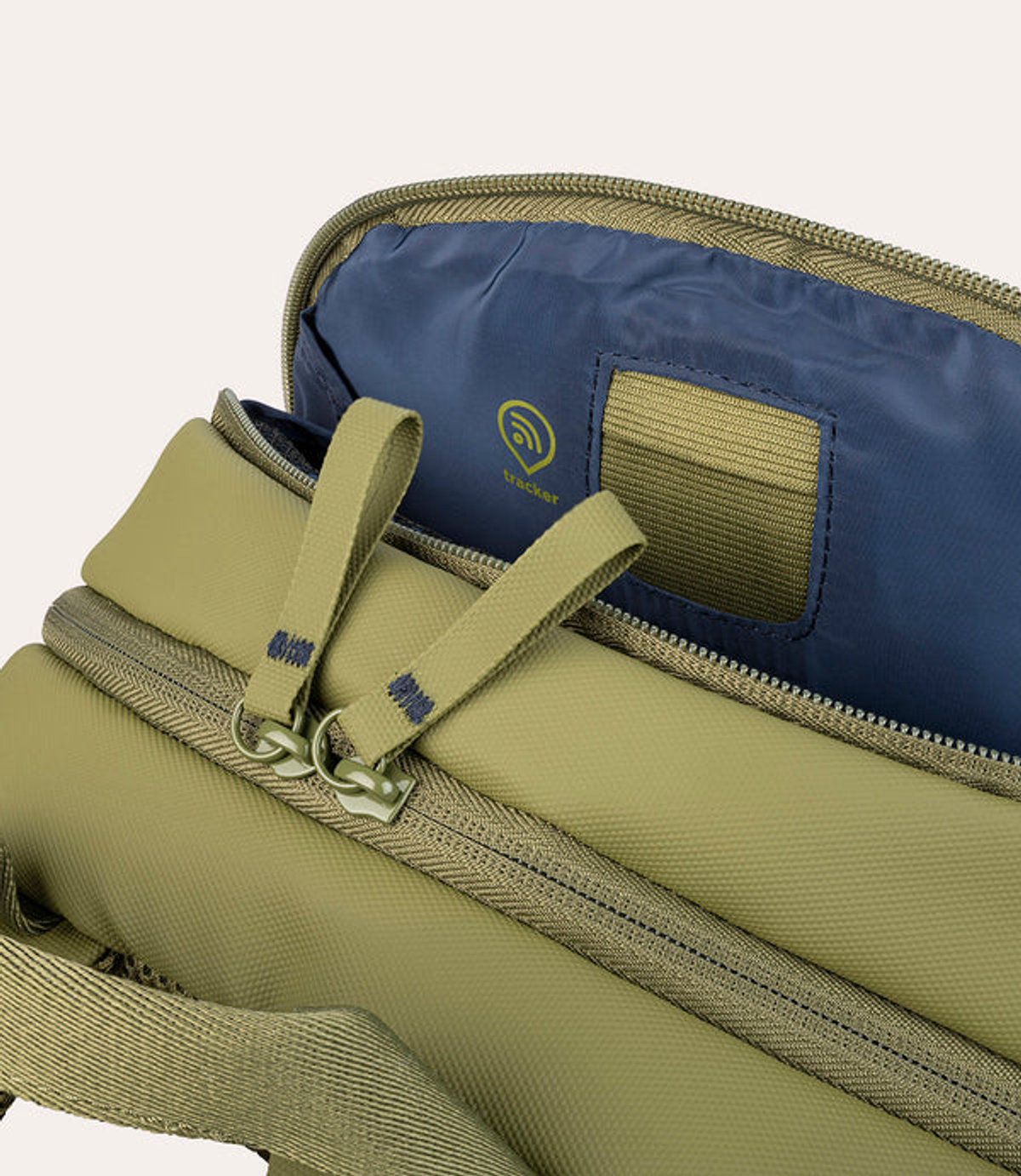 Borsa verde con cerniera e fodera interna blu con logo tracker.
