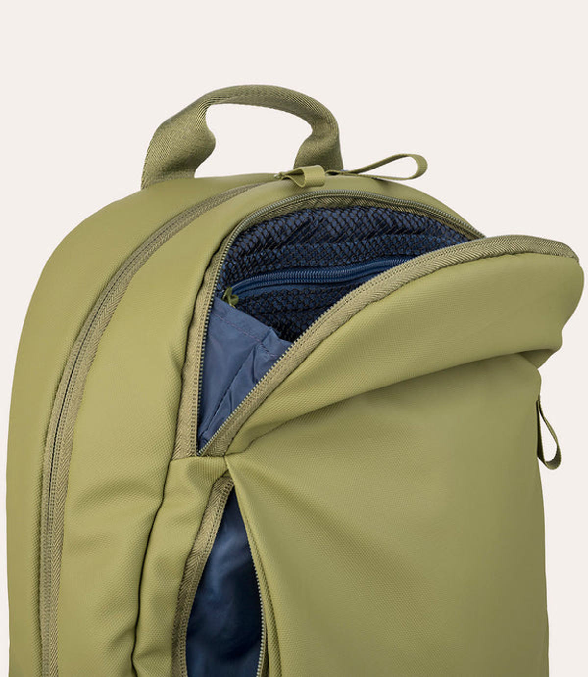 Uno zaino verde oliva con lo scomparto principale aperto, che rivela una rete.