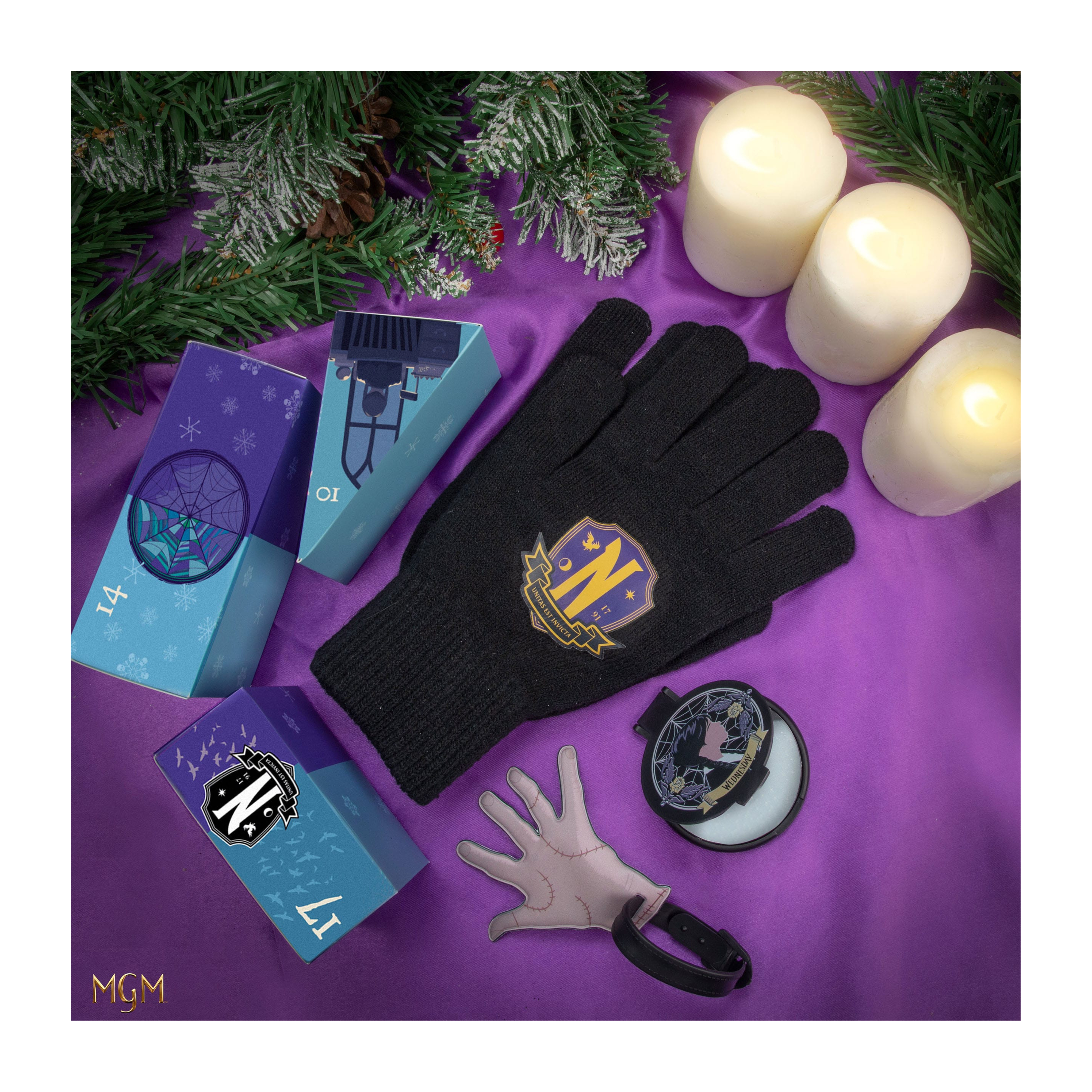 Schwarze Handschuhe mit Wappen, ein abgetrennter Handanhänger, drei Kerzen und Adventskalenderboxen auf lila Stoff.