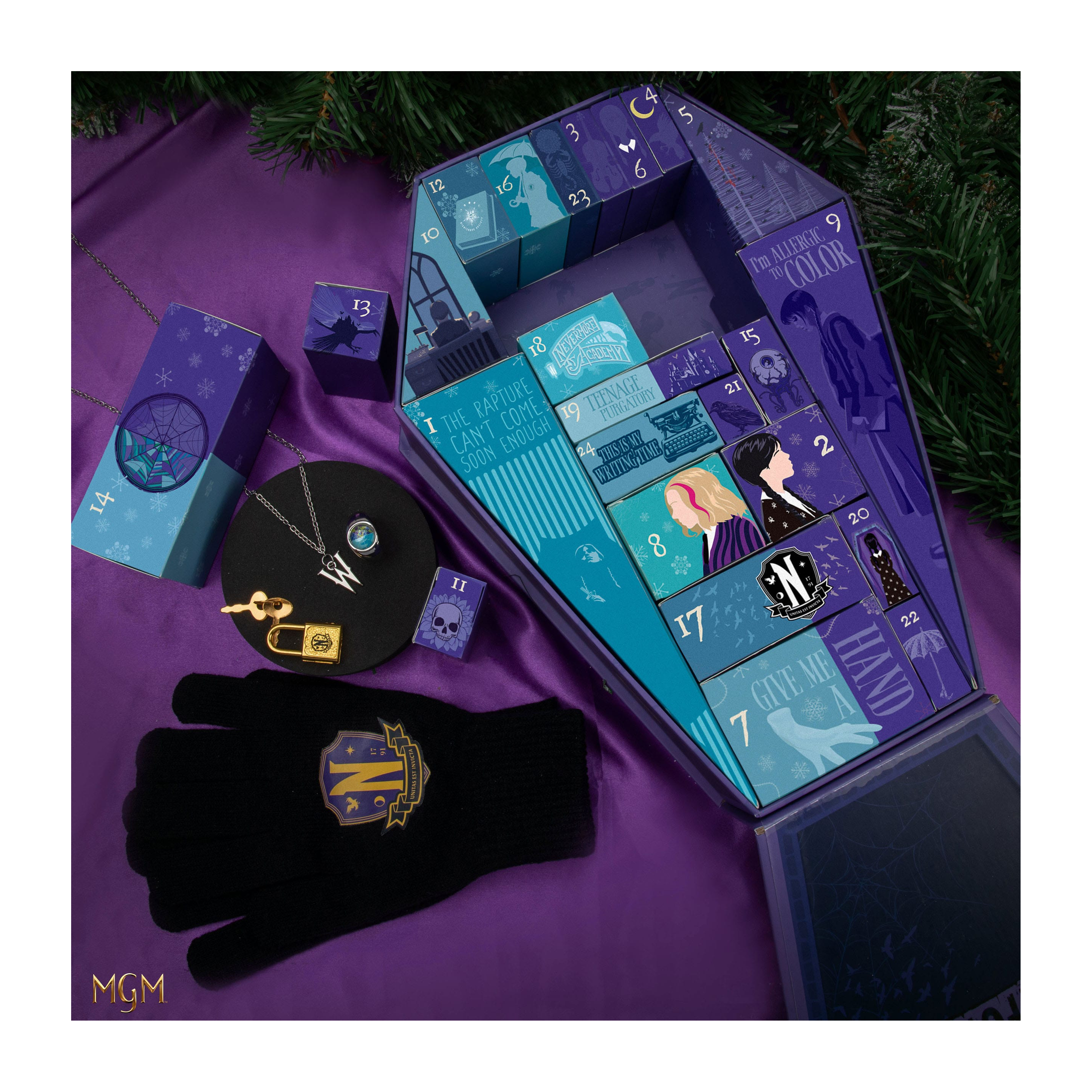 Ein Sarg-Adventskalender mit Schmuck und Handschuhen auf lila Seide.