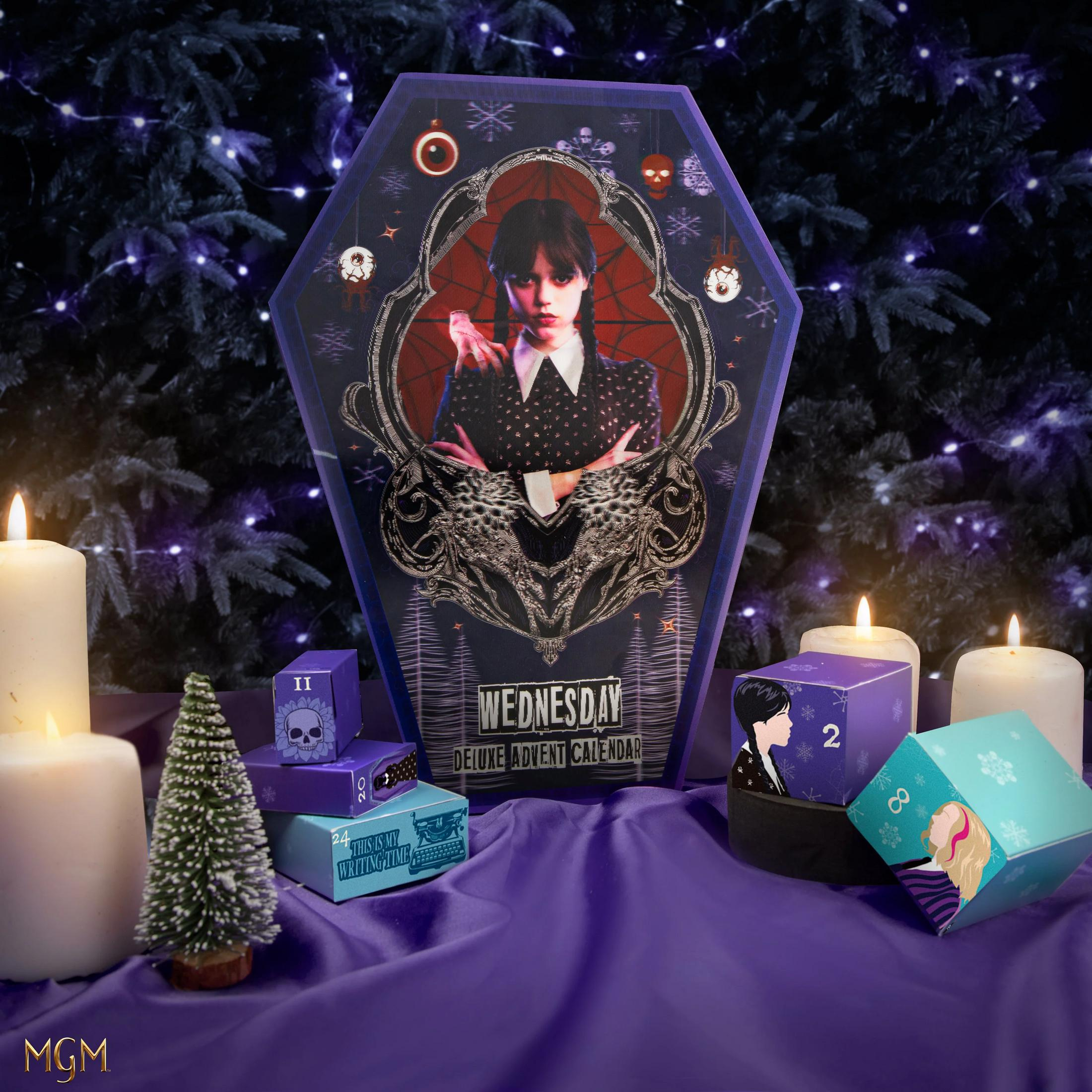 Ein Sarg-Adventskalender mit dem Bild von Wednesday Addams, Kerzen und Weihnachtsbäumen.