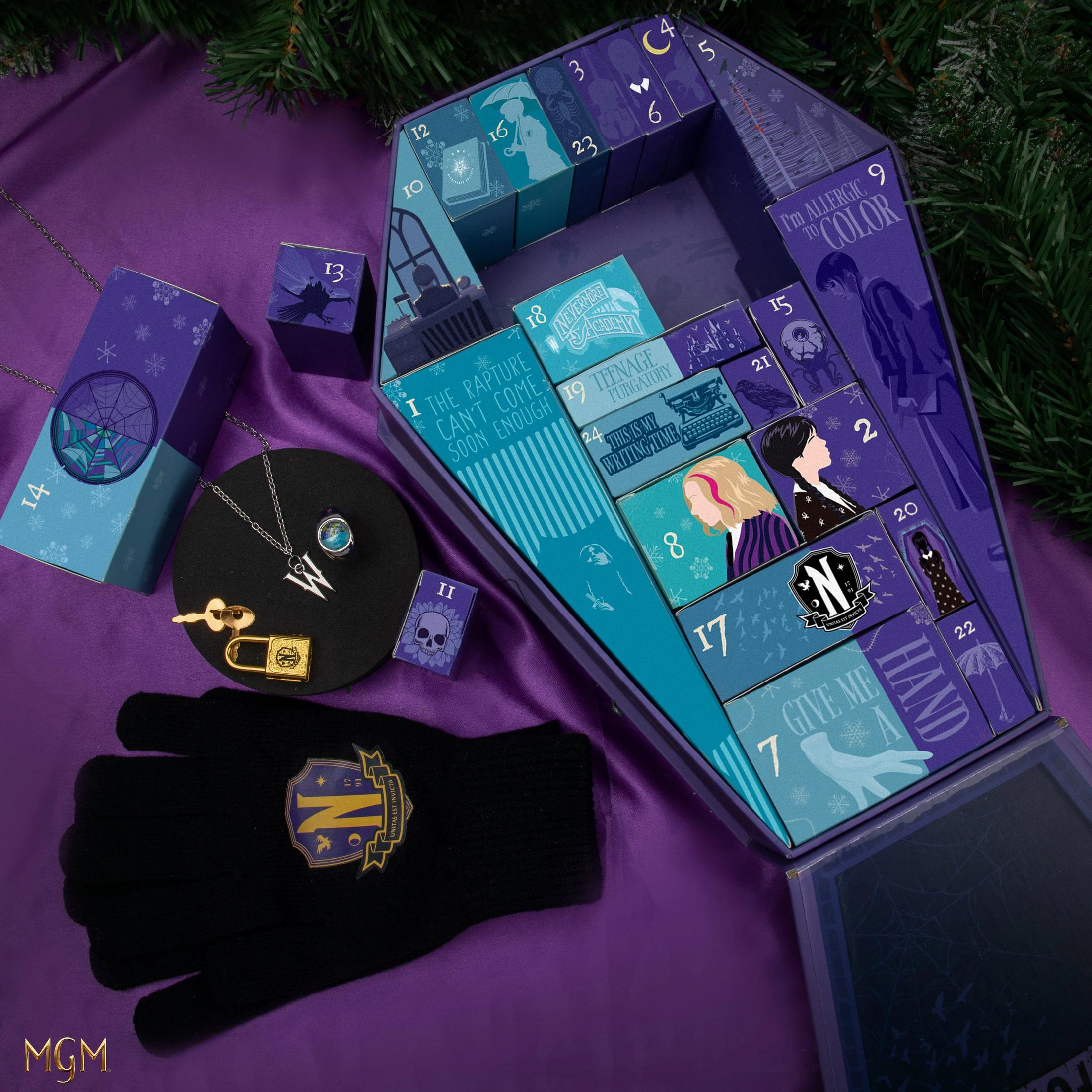 Ein Sarg-Adventskalender mit Schmuck, Handschuhen und einem Schlüssel-Schloss-Set.