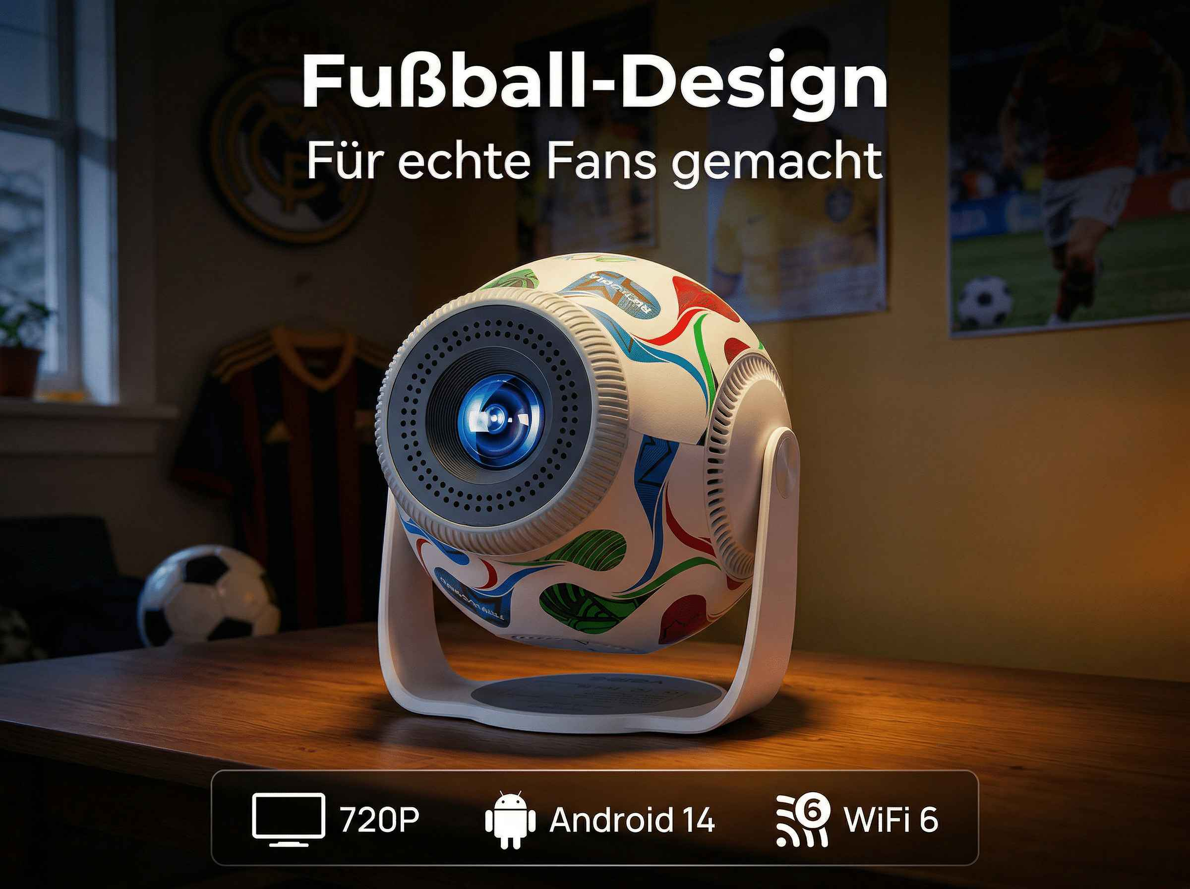 Ein Projektor im Fußball-Design steht auf einem Holztisch. Fußball-Poster und Trikots im Hintergrund.