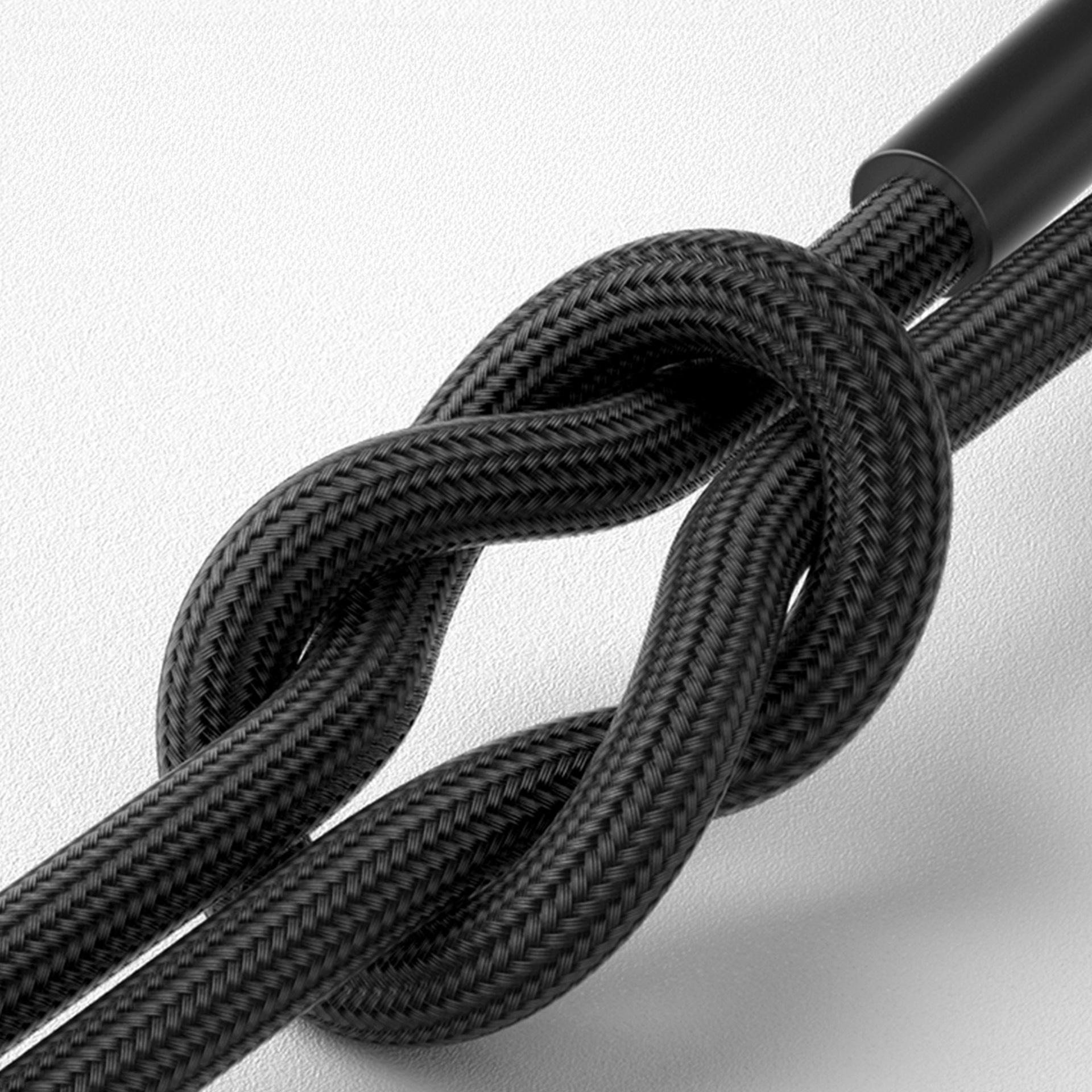 Czarny kabel jest zawiązany w supeł, z widoczną częścią złącza.