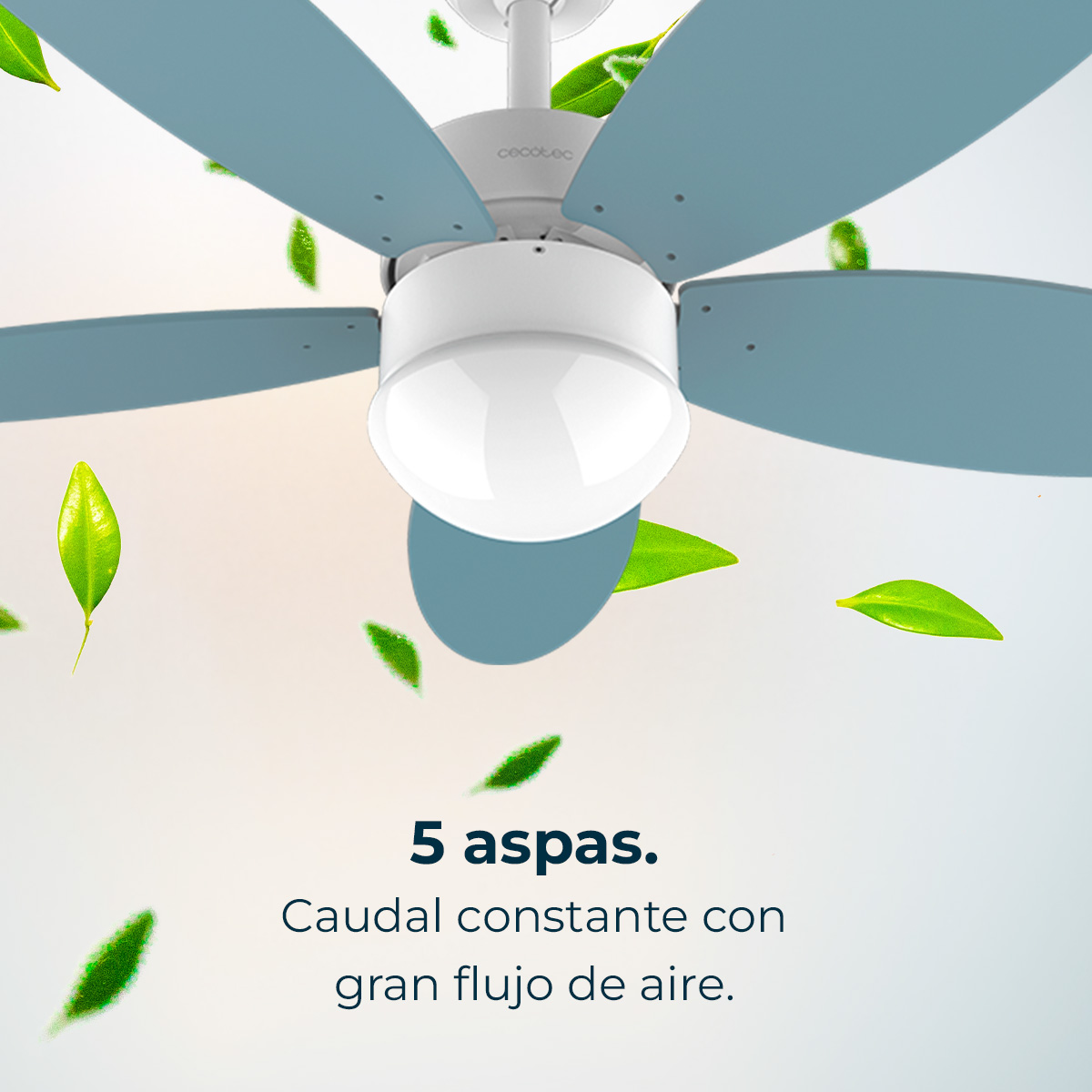 Wentylator sufitowy z 5 niebieskimi łopatkami i zintegrowanym światłem, otoczony zielonymi liśćmi.