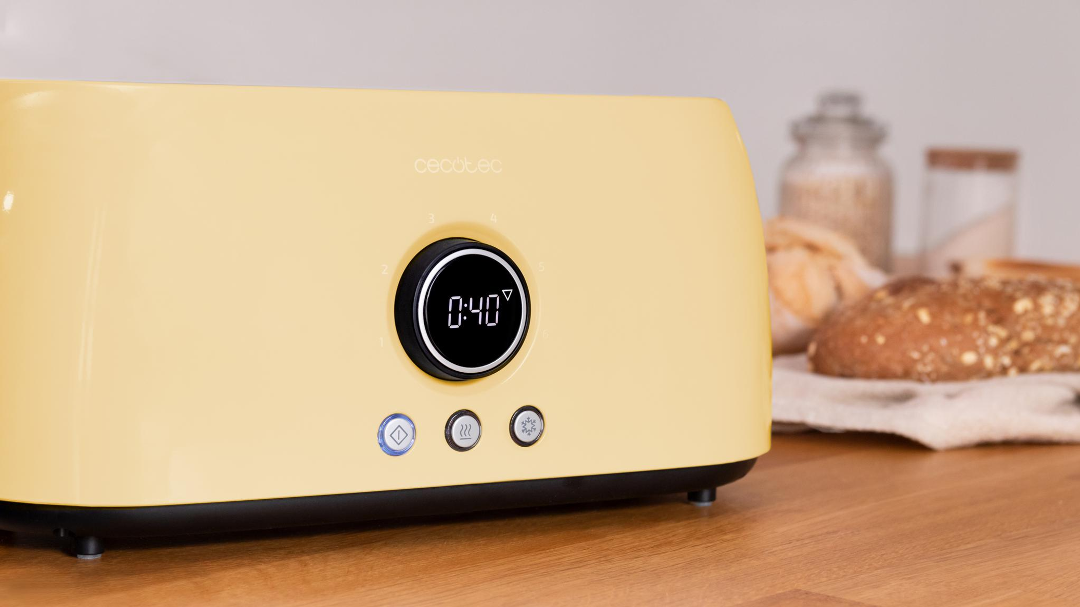 Żółty toster z cyfrowym wyświetlaczem czasu na drewnianym blacie. Chleb w tle.