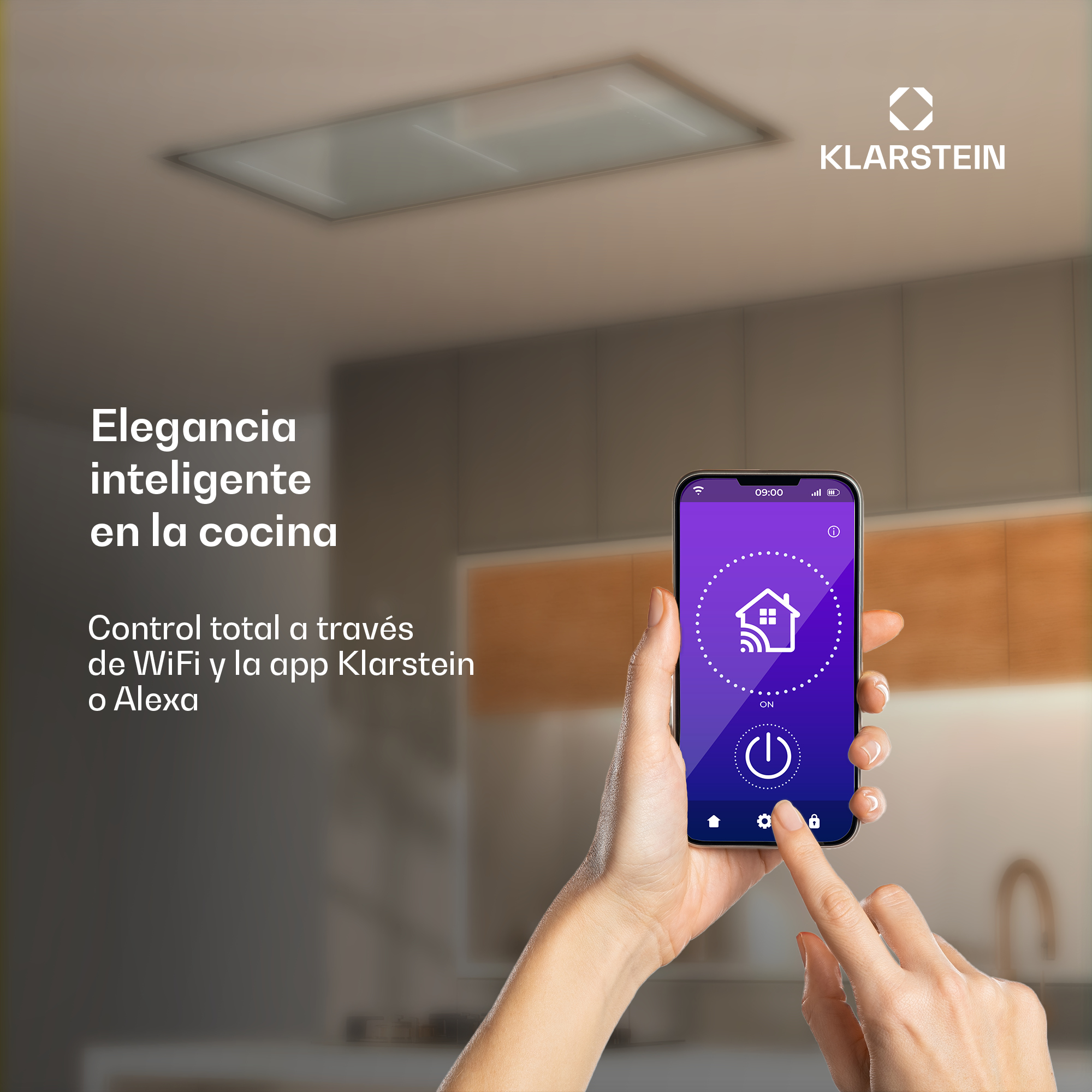 Eine Hand hält ein Smartphone mit einer Smart-Home-App. Im Hintergrund eine Küche.