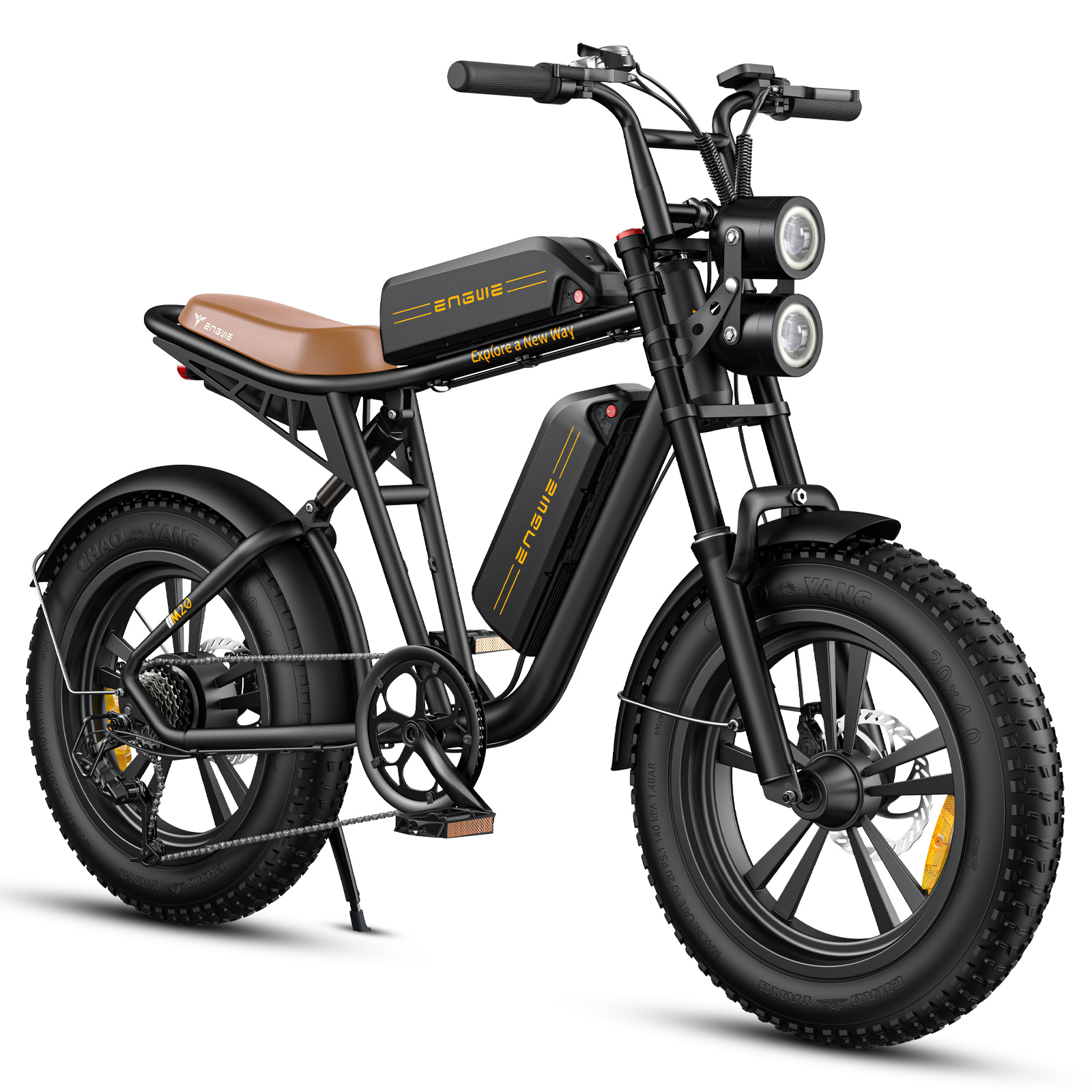 Schwarzes E-Bike mit braunem Sitz, doppelten Frontlichtern, dicken Reifen und zwei Akkus.