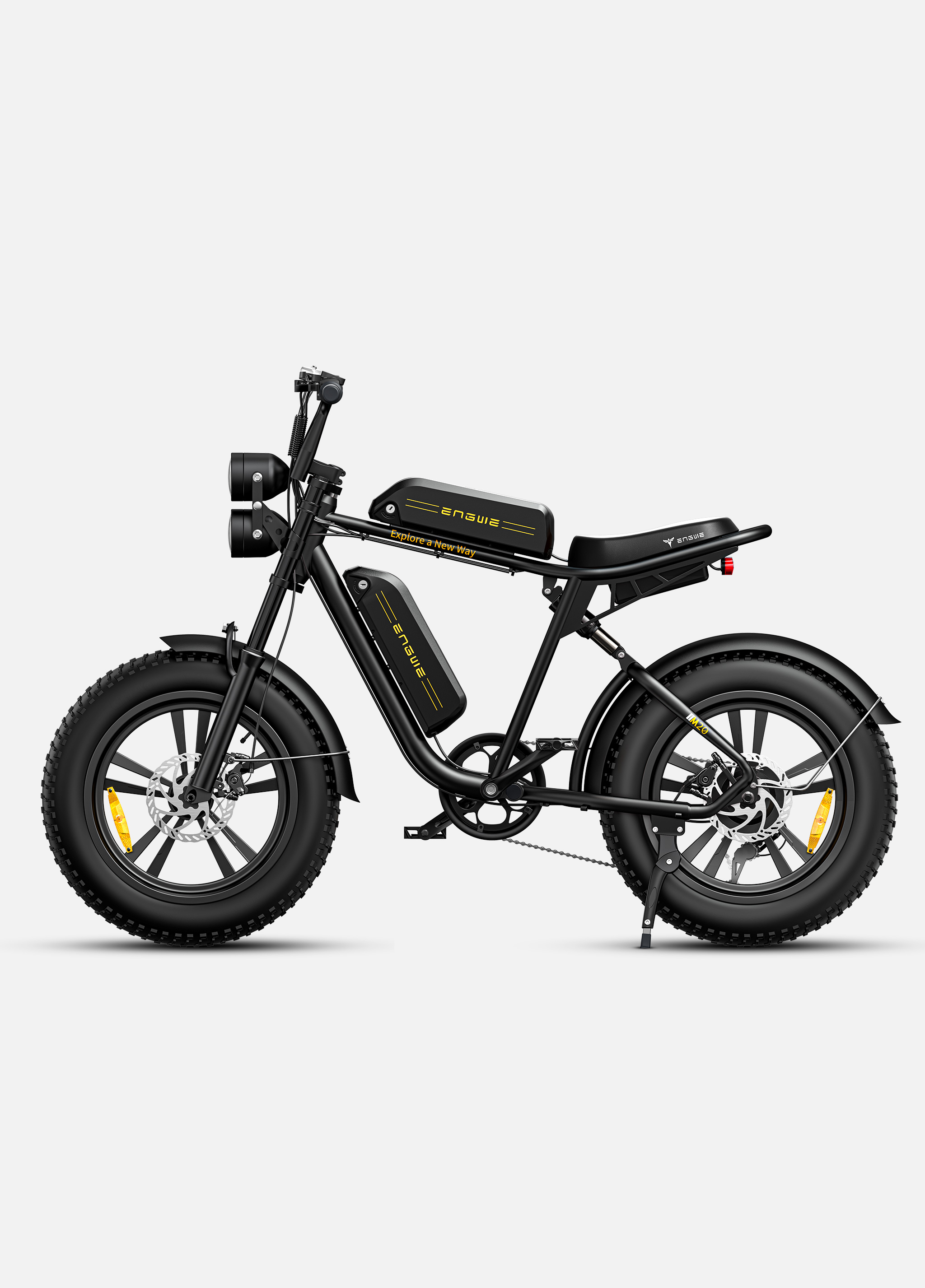 Schwarzes E-Bike mit fetten Reifen, Doppelscheinwerfern und gelbem Schriftzug.