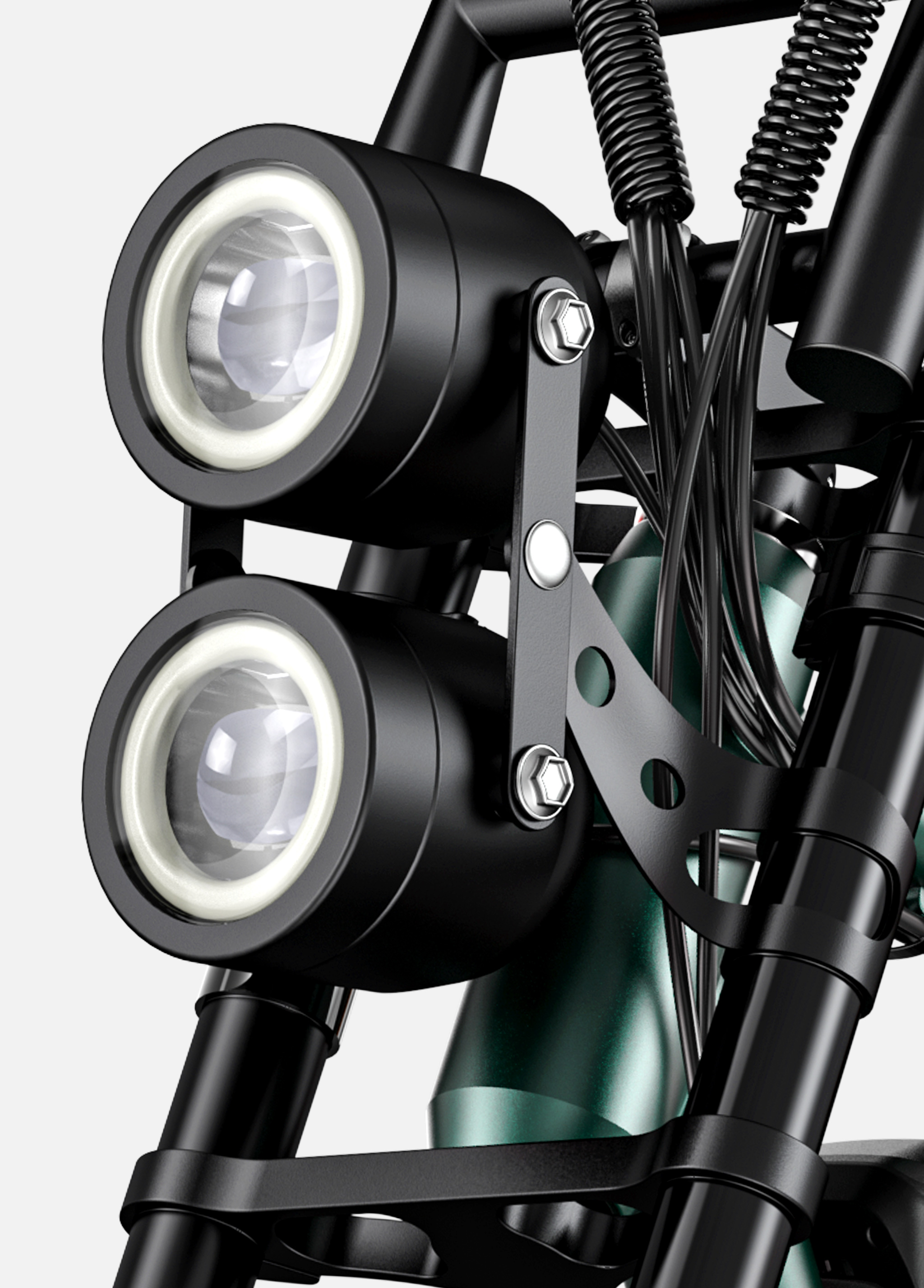 Zwei schwarze Scheinwerfer mit silbernen Ringen und Linsen, an einem Motorrad befestigt.