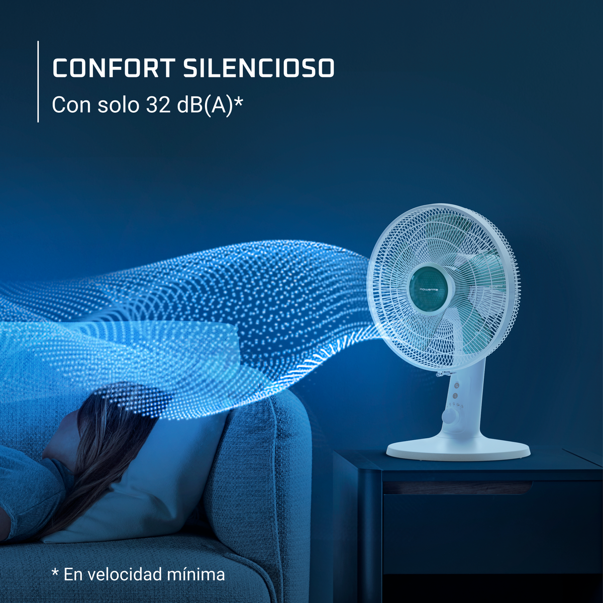 Un ventilatore bianco è su un comodino accanto a una persona che dorme.