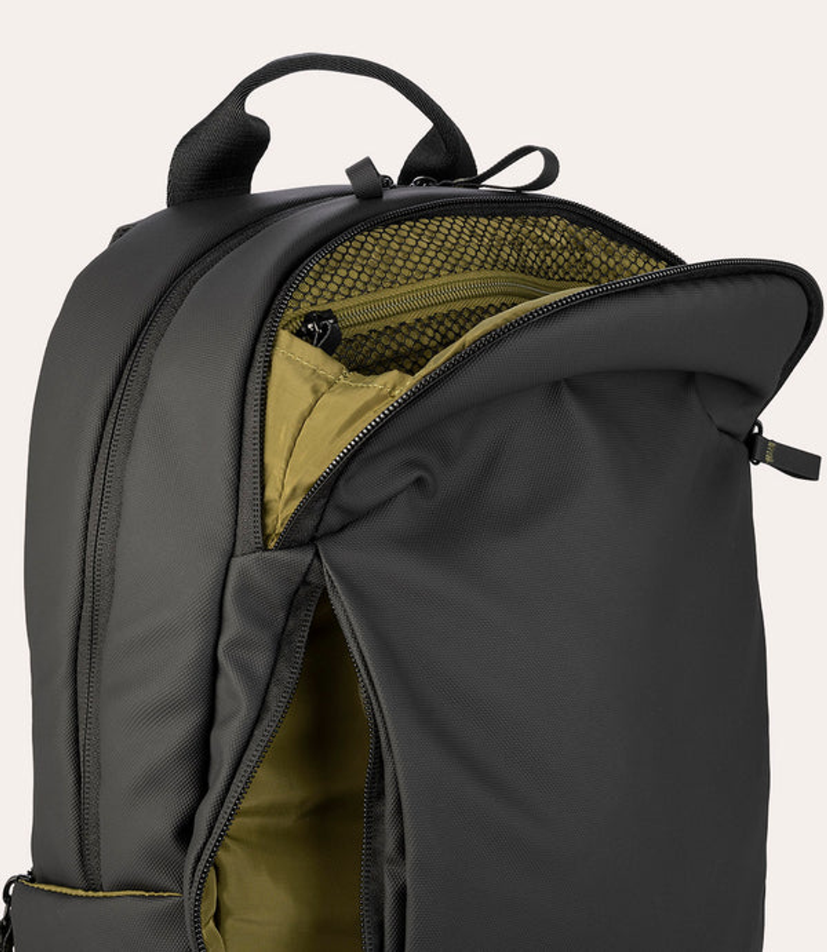 Zaino nero con scomparto principale aperto e fodera verde oliva.