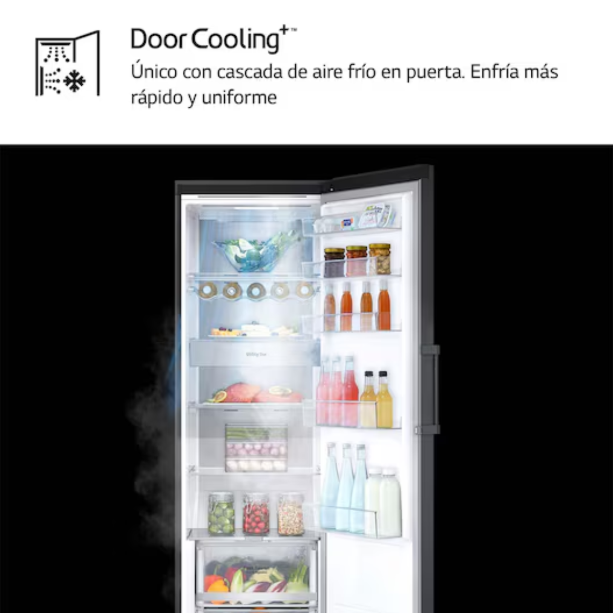 Un refrigerador abierto lleno de comida y bebidas en sus estantes.