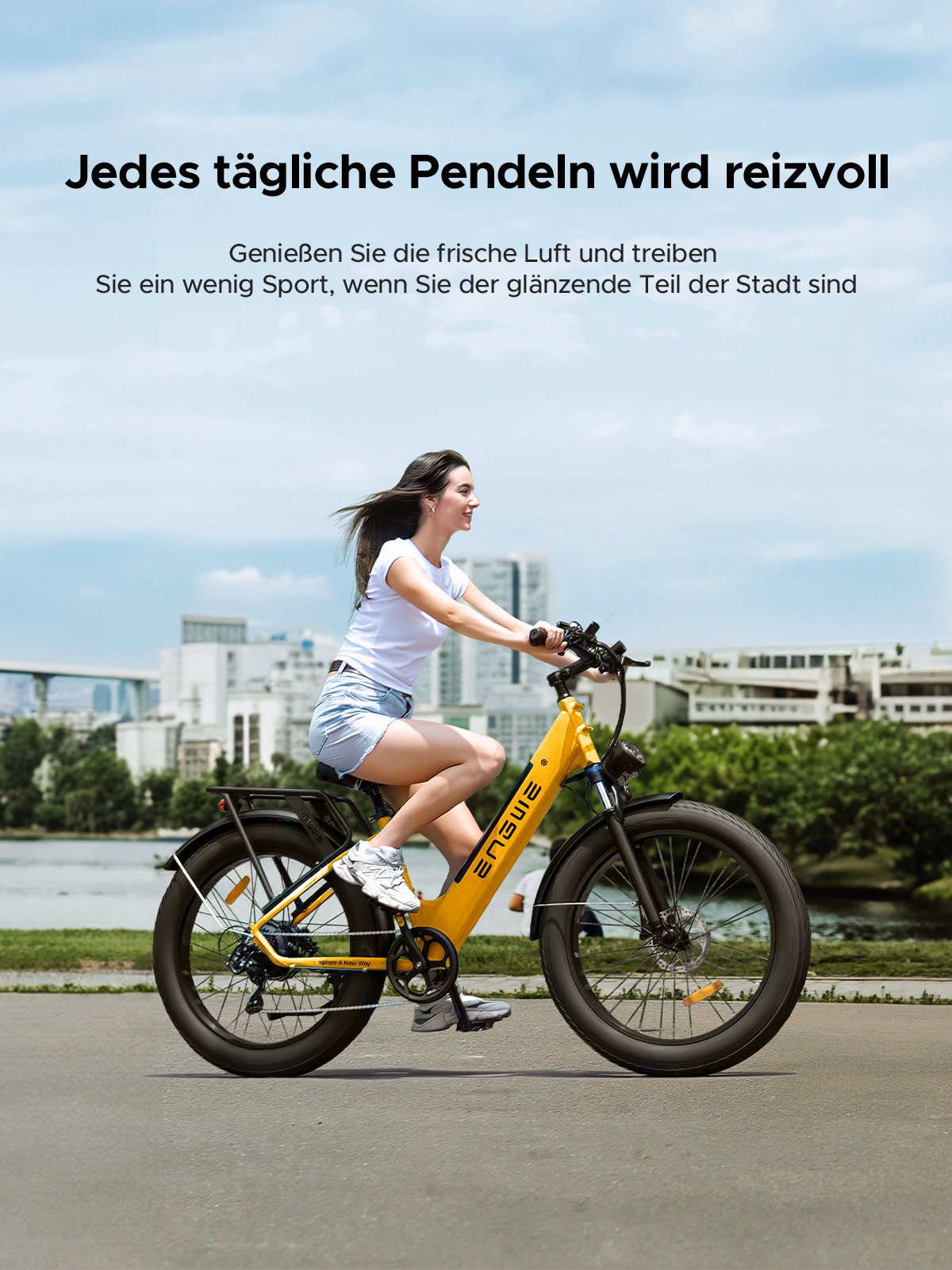 Eine Frau fährt ein gelbes E-Bike in der Stadt, mit Gebäuden im Hintergrund.