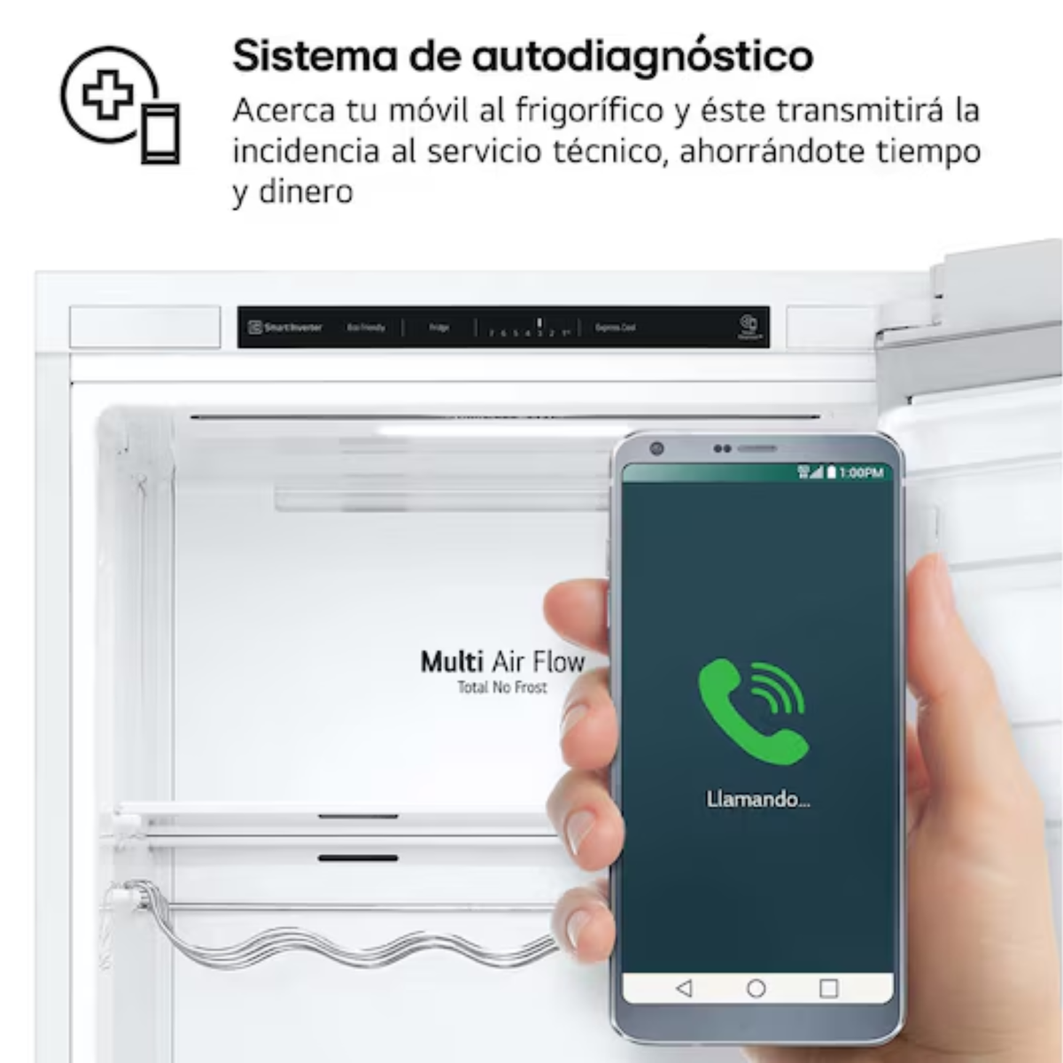 Una mano sostiene un teléfono frente a un frigorífico abierto, iniciando una llamada.